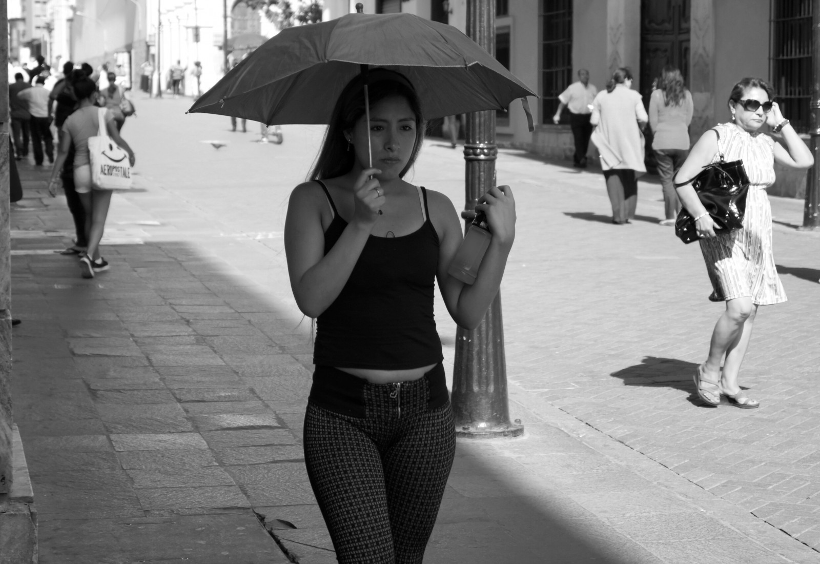 แนวตั้ง, ดำและขาว, เซ็กซี่, blancoynegro, ขาวดำ, ร่ม, หายตัวไป, Mujer, ลิมา, retrato, โซนี่, streetphotography, เปรู, วัยรุ่น, 55 มม, Paraguas, leggings, puntodefuga, leggins, planoamericano, fotosdeautor, fotodeautor, adeautor ภาพถ่าย, jir nucayali, sonyslta58, angulonormal