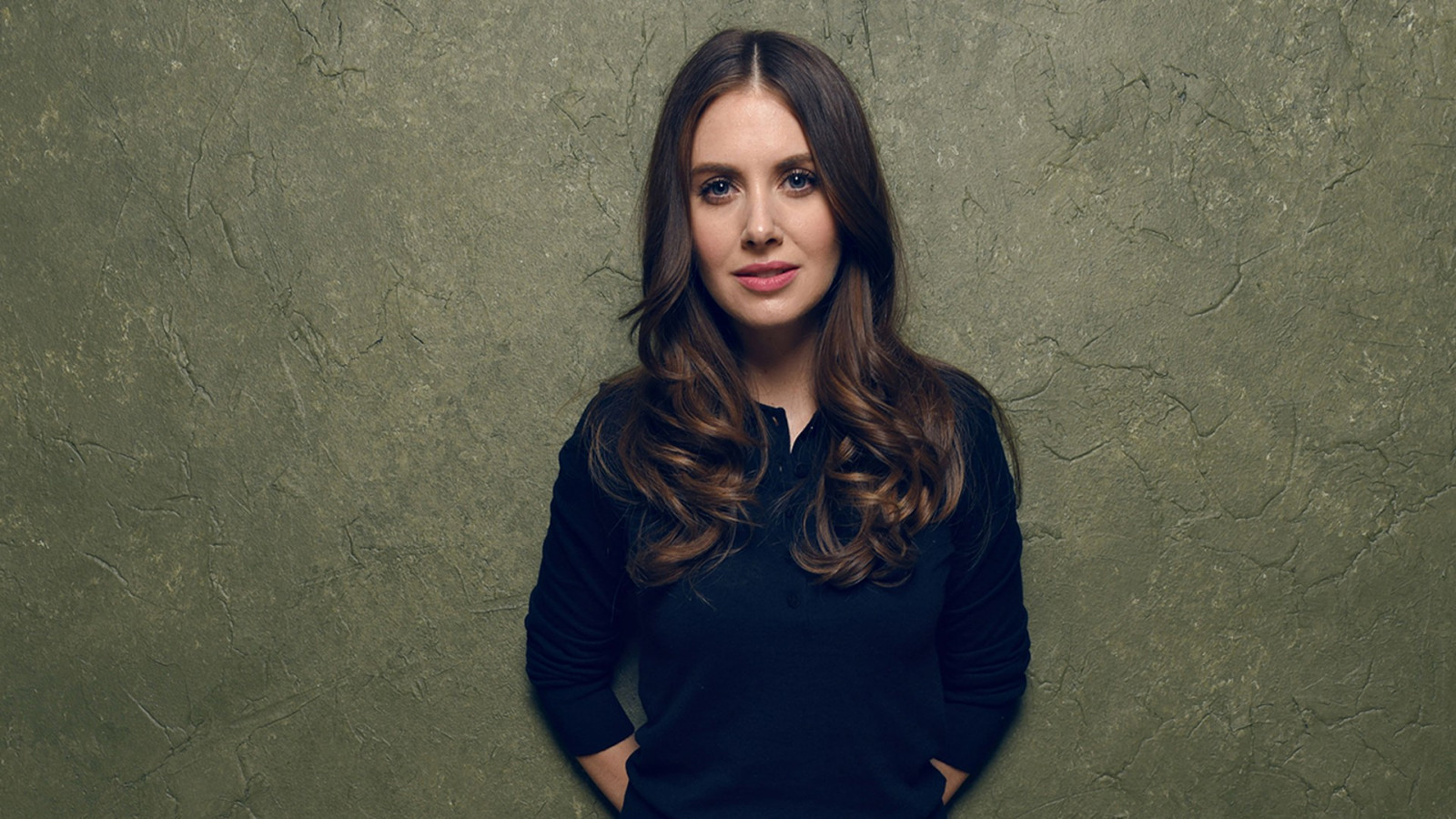 hvid, sort, Kvinder, model, portræt, brunette, Kigger på seeren, sidder, fotografering, skuespillerinde, kjole, blå, mode, Alison Brie, emotion, Person, farve, pige, skønhed, smil, kvinde, dame, fotografi, mørke, humane positioner, portrætfotografering, Photo shoot, brunt hår