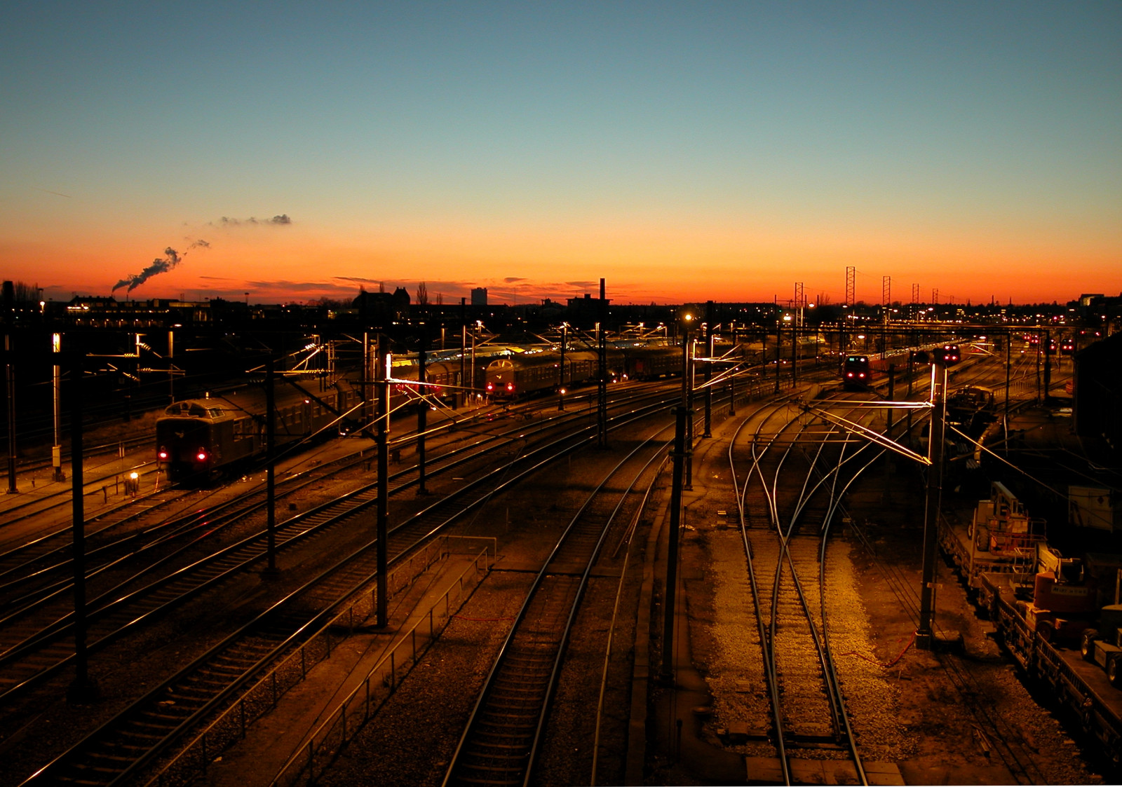 plocha počítače, železnice, západ slunce, Červené, tapeta na zeď, oranžový, noc, vlak, Kodaň, Dánsko, večer, zakalený, Pozadí, stopy, železnice, ubuntu, Ocelot, 1110, Oneiric, Dybb lsbro