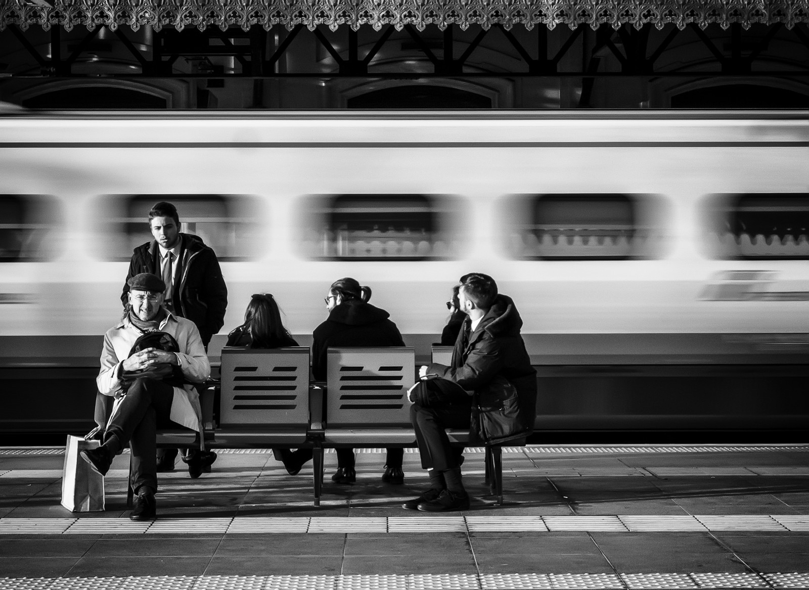 auto, Černá, Černý a bílý, infrastruktura, monochromatické fotografování, fotografování, momentka, vozidlo, stojící, sedící, ulice, automobilového designu, černobílý, veřejná doprava, silnice, Film noir