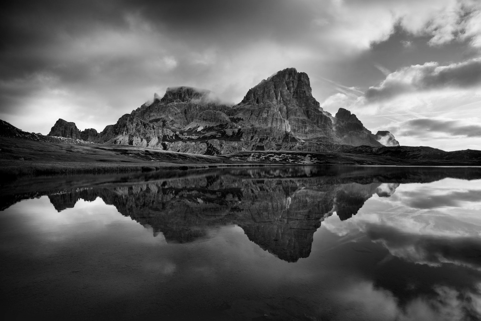 paesaggio, montagne, monocromo, mare, Italia, roccia, natura, riflessione, cielo, fotografia, Alba, mattina, costa, orizzonte, atmosfera, crepuscolo, bianco e nero, nube, montagna, alba, bw, onda, oscurità, dolomiti, fenomeno atmosferico, bianco e nero, fotografia in bianco e nero, laghidelpiani, jeromephoto