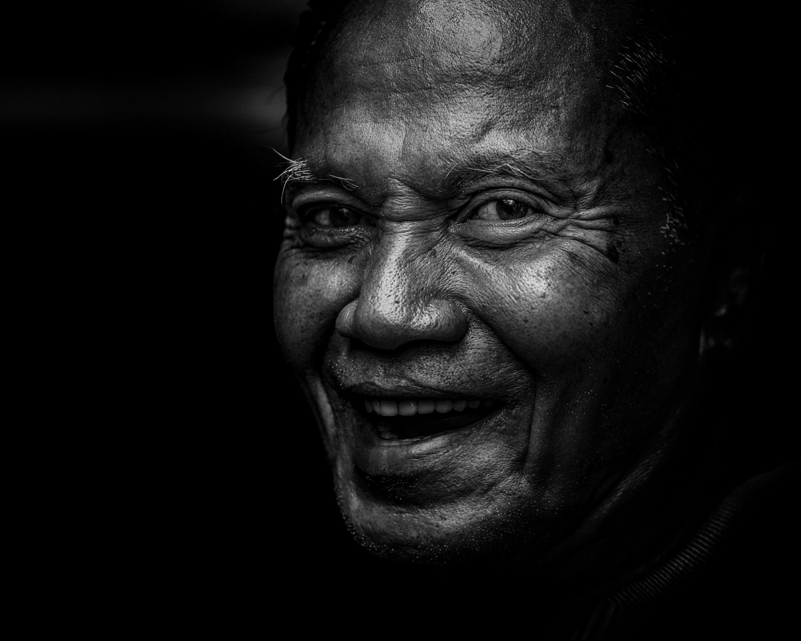 tvář, Černá, černobílý, portrét, asijský, usmívající se, Filipíny, zuby, šťastný, hlava, vrásky, Černý a bílý, muž, starý muž, tma, vizuální umělec, juznobsrvr, robcastro, justanobserver, Južno, photographerinsoutherncalifornia, photographerinsoutherncalifo, 2014robcastro, obsah, horizontální, iamgenerationimage, Hanks, Černý a bílý, monochromatické fotografování, zblízka, darkbackground, xpressus, catchlight, overheadlighting, whiteeyebrows, Corregidor, shinnyface, 6065yearsold
