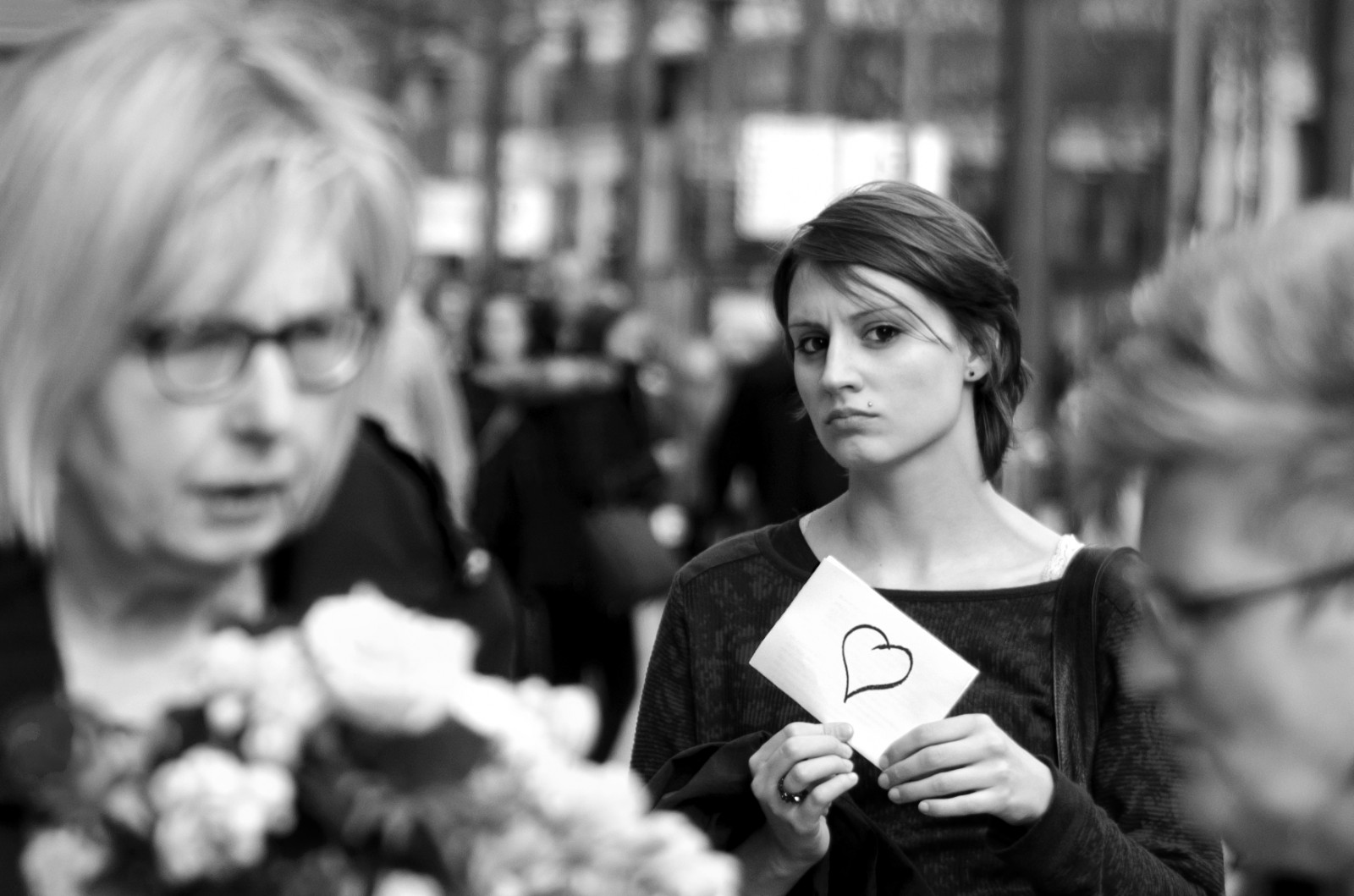 tvář, lidé, bílý, Černá, černobílý, portrét, oči, ulice, srdce, fotografování, vlasy, Nikon, Osoba, Hamburg, NIKKOR, 50mm, dívka, krása, tělesné, usměj se, Černá bílá, žena, dáma, člověk, fotografie, dav, upřímný, streetportrait, D5100, Černý a bílý, monochromatické fotografování, portrétní fotografie, poeple