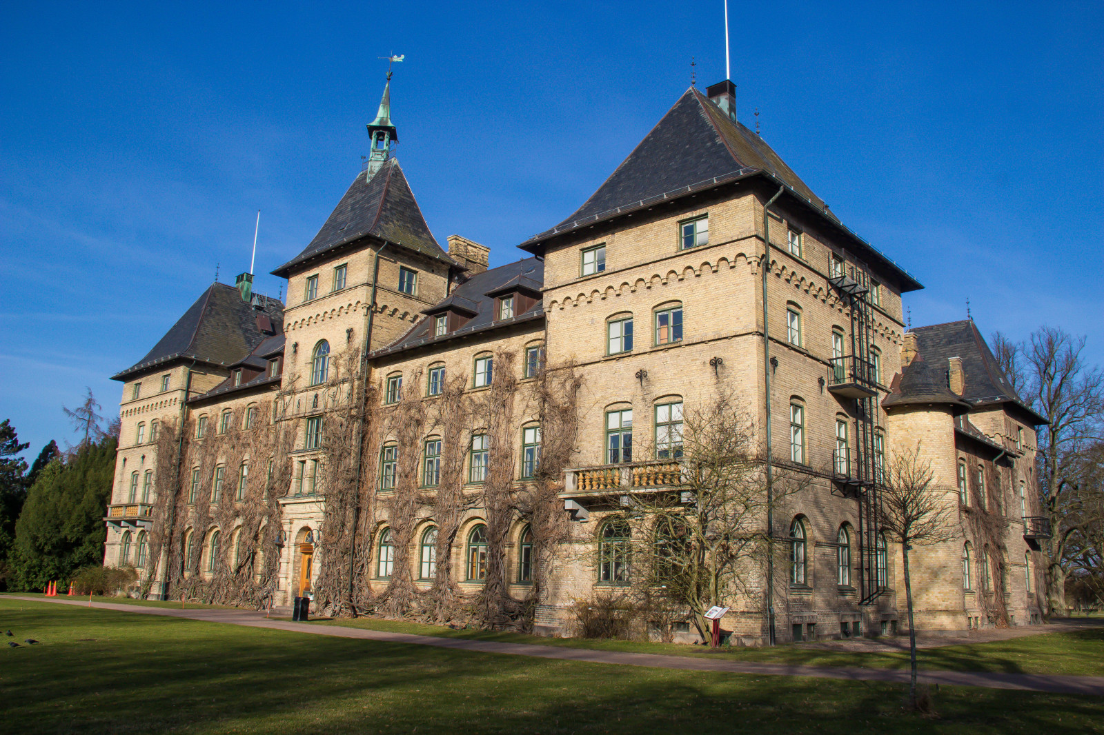 budova, hrad, kostel, katedrála, klášter, zámek, Opatství, majetek, slott, Alnarp, alnarpsslottstr dg rd, panské sídlo, fasáda, historické místo, místo uctívání, vodní hrad, vznešený domov, zámek