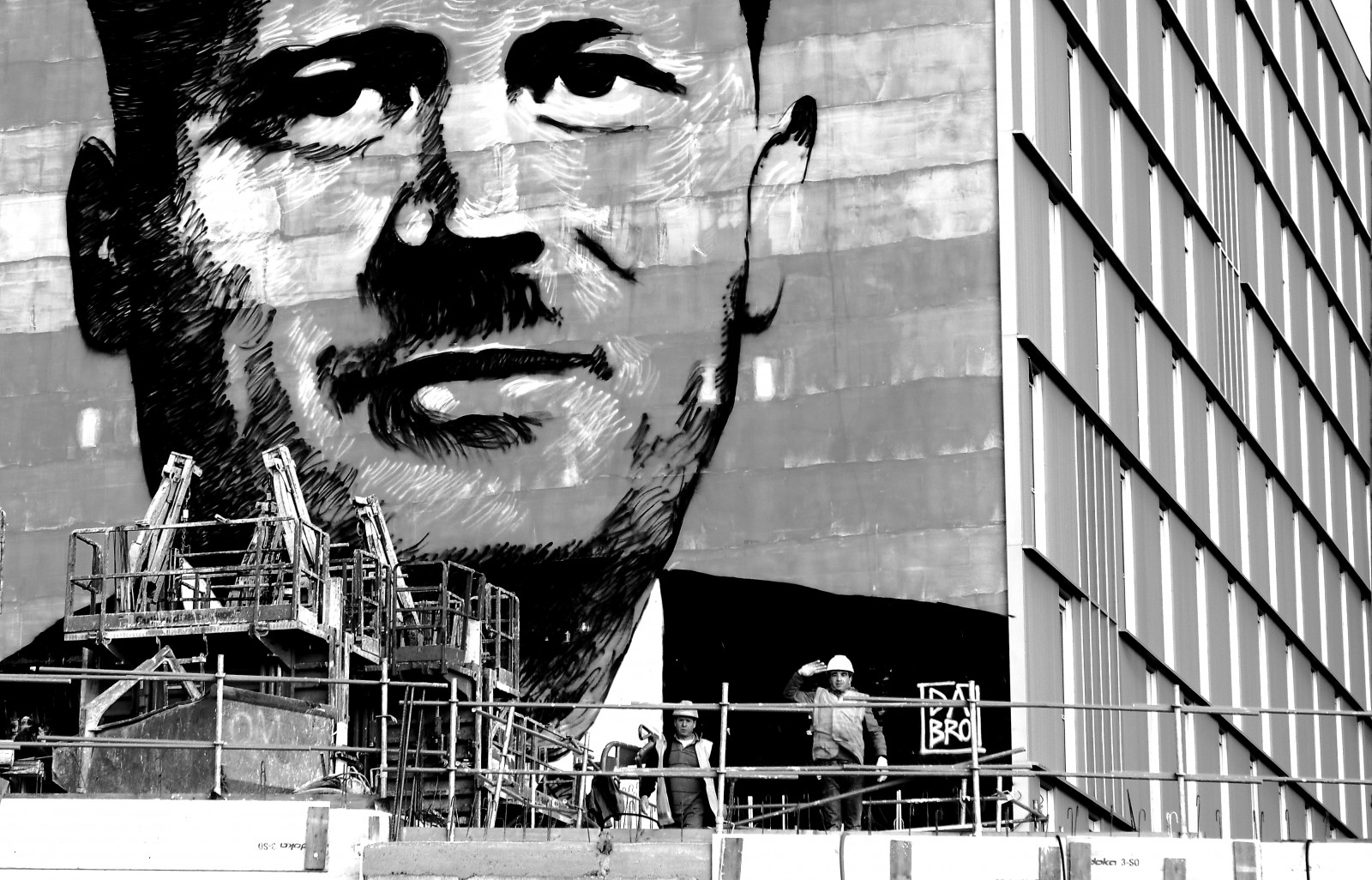 černobílý, ulice, budova, stěna, pouliční umění, nástěnná malba, úhel, pozdrav, UMĚNÍ, Street View, malovat, design, salut, noiretblanc, blackandwithe, photoderue, urbanarte, fasáda, paris13, photopascalcolin, Černý a bílý, monochromatické fotografování, font, Peinturemurale, Medhihached, visual arts