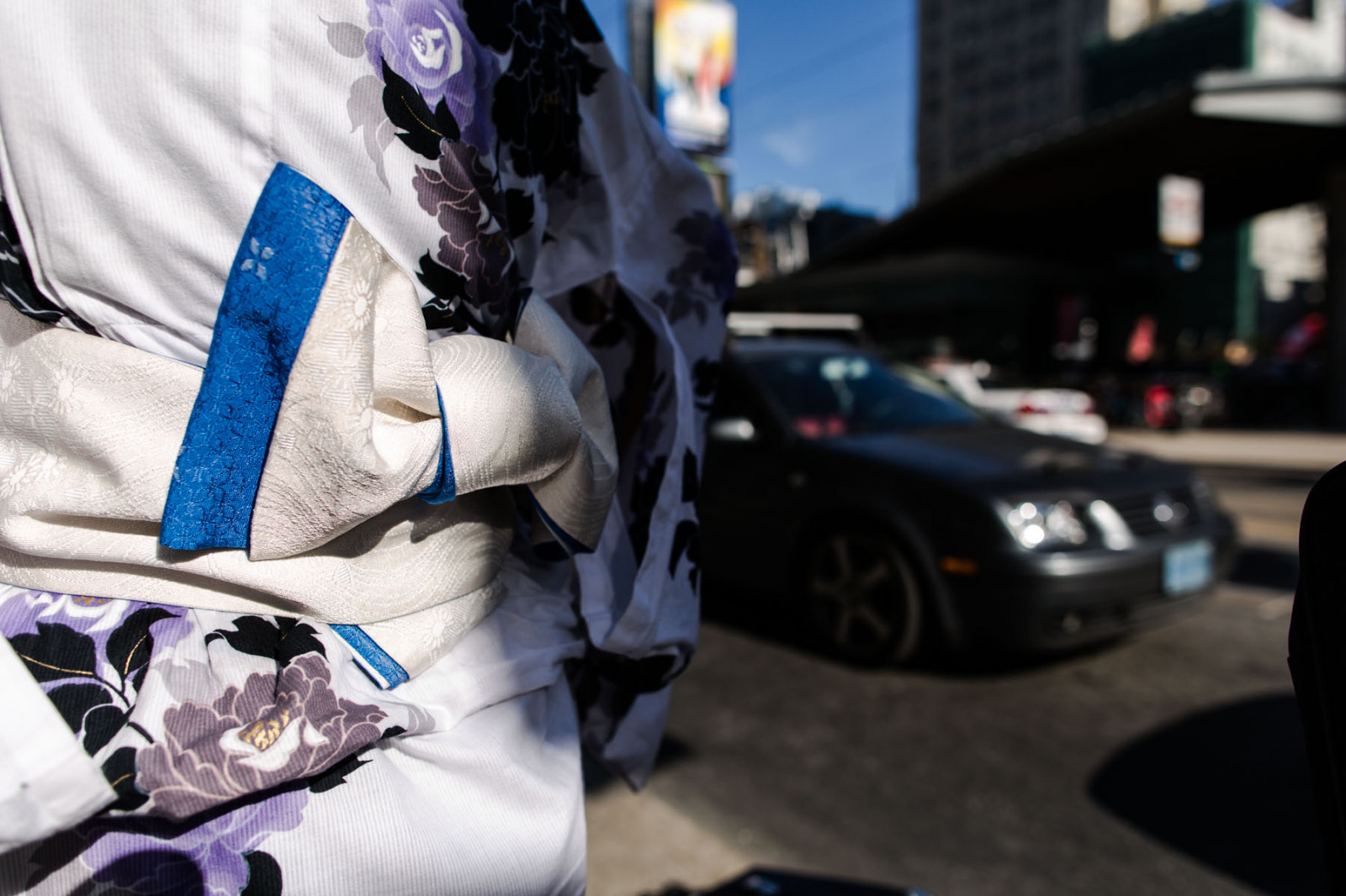 bílý, květiny, město, ulice, auto, městský, stín, vozidlo, luk, fotografování, modrý, Kánon, provoz, technika, Kanada, Toronto, kimono, Ontario, Kat, Královský, Krásná, stíny, USM, žena, kolo, 24mm, elegantní, canon5dmarkiii, ef, yongeanddundassquare, Yonge, Dundas, drahý, pozemní vozidla, automobilového designu, automobilový exteriér, luxusní vůz, motorové vozidlo, městské auto, f14l, sportovní užitkové vozidlo, auto part, automotive Lighting, canonef24mmf14lusm, Nlm, automotive wheel system