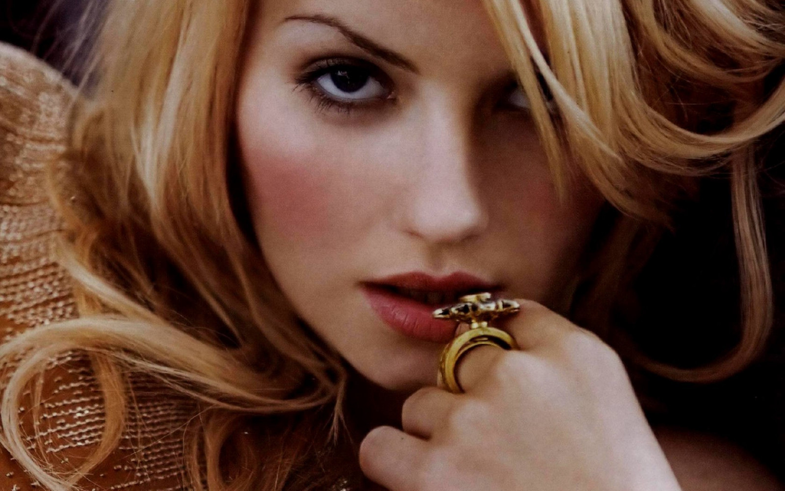 tvář, ženy, model, portrét, blondýnka, dlouhé vlasy, brýle, fotografování, herečka, vlasy, pusa, nos, Osoba, kůže, hlava, Elisha Cuthbert, dívka, krása, oko, ruka, prst, smysl, ret, blond, účes, 1680x1050 px, sladkost, portrétní fotografie, focení, hnědé vlasy, ucho, Lidské tělo, orgán, zblízka, makro fotografie, lidská činnost