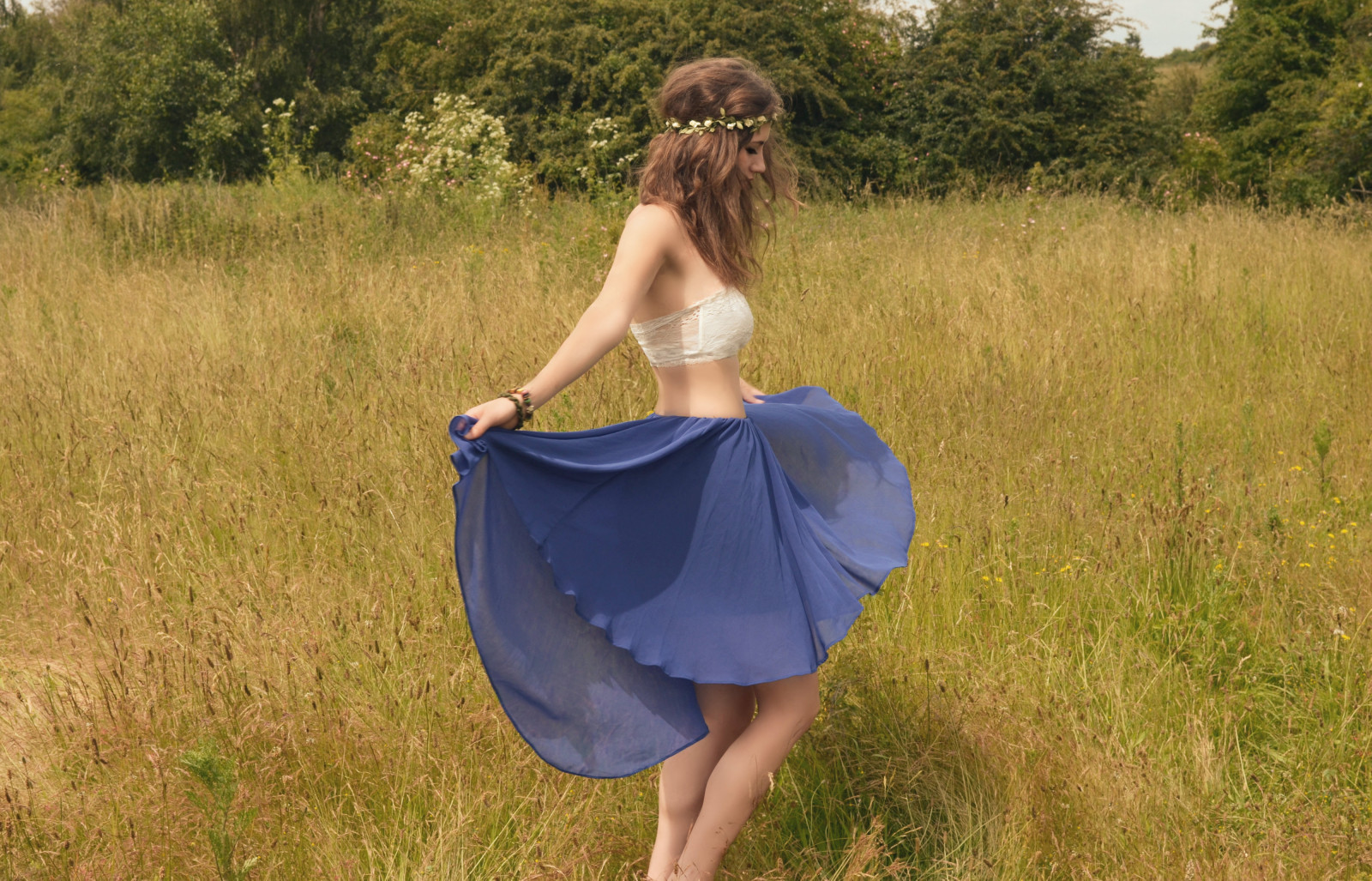 Fotoaparát, modrý, stromy, dívky, letní, slunce, bílý, květ, zelená, Příroda, dívka, Krásná, tráva, červen, vlasy, sezóna, mimo, tok, venku, šťastný, zlato, zlatý, venkov, vydržet, tanec, Nikon, teplý, flickr, sama, šaty, přírodní, kůže, krajka, Procházka, horní, pšenice, roztočit, země, obilí, chalupa, hedvábí, šifón, teplo, hippie, červenec, tanečník, sukně, girlanda, talent, singl, oříznutí, osamělý, hippie, materiál, milenec, dýchat, plovák, vánek, Boho, osamělý, Cikán, Český, klidný, highlife, držet, sotva, prýmek, fiel, bandeau, dobrý život, zjednodušující, croptop, silkskirt, cameraskills, megandgrace