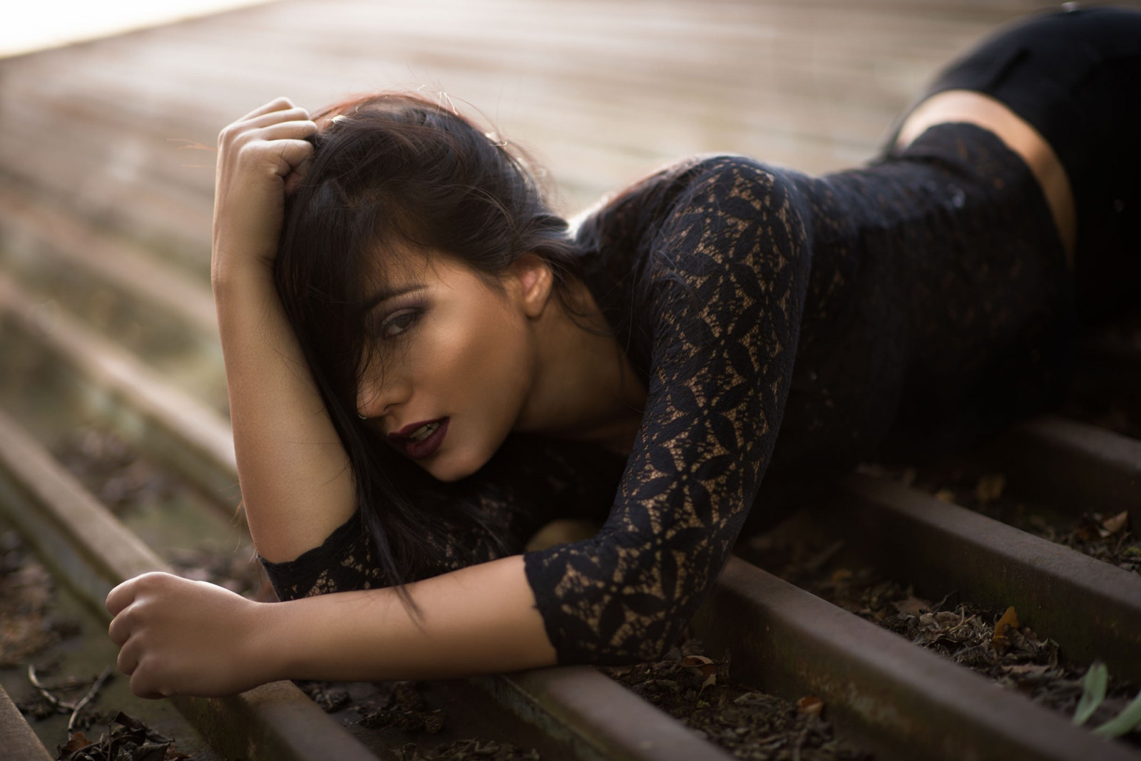 ženy, model, portrét, bruneta, černé oblečení, sedící, fotografování, šaty, červená rtěnka, vleže, móda, propíchnout nos, Osoba, romantika, dívka, krása, žena, dáma, noha, fotografie, lidských pozice, portrétní fotografie, focení, interakce