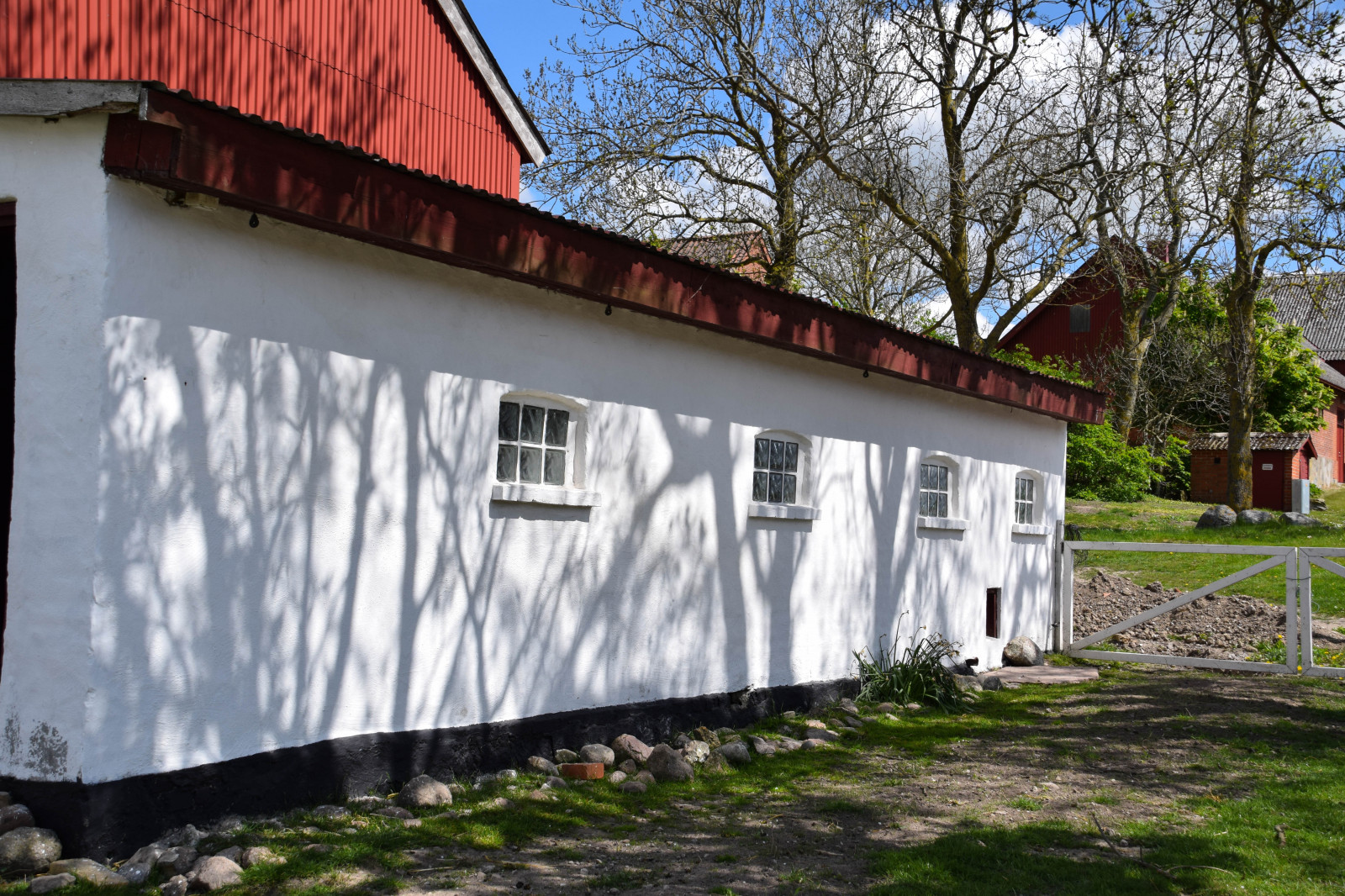 natur, afspejling, himmel, væg, vej, hus, Sverige, sommerhus, Sverige, skygger, udendørs, sk nel n, SE, spegling, himmel, sk ne, landskabet, skuggor, landsbygd, hallong rden, bodarp, hjem, facade, byområde, rullende materiel