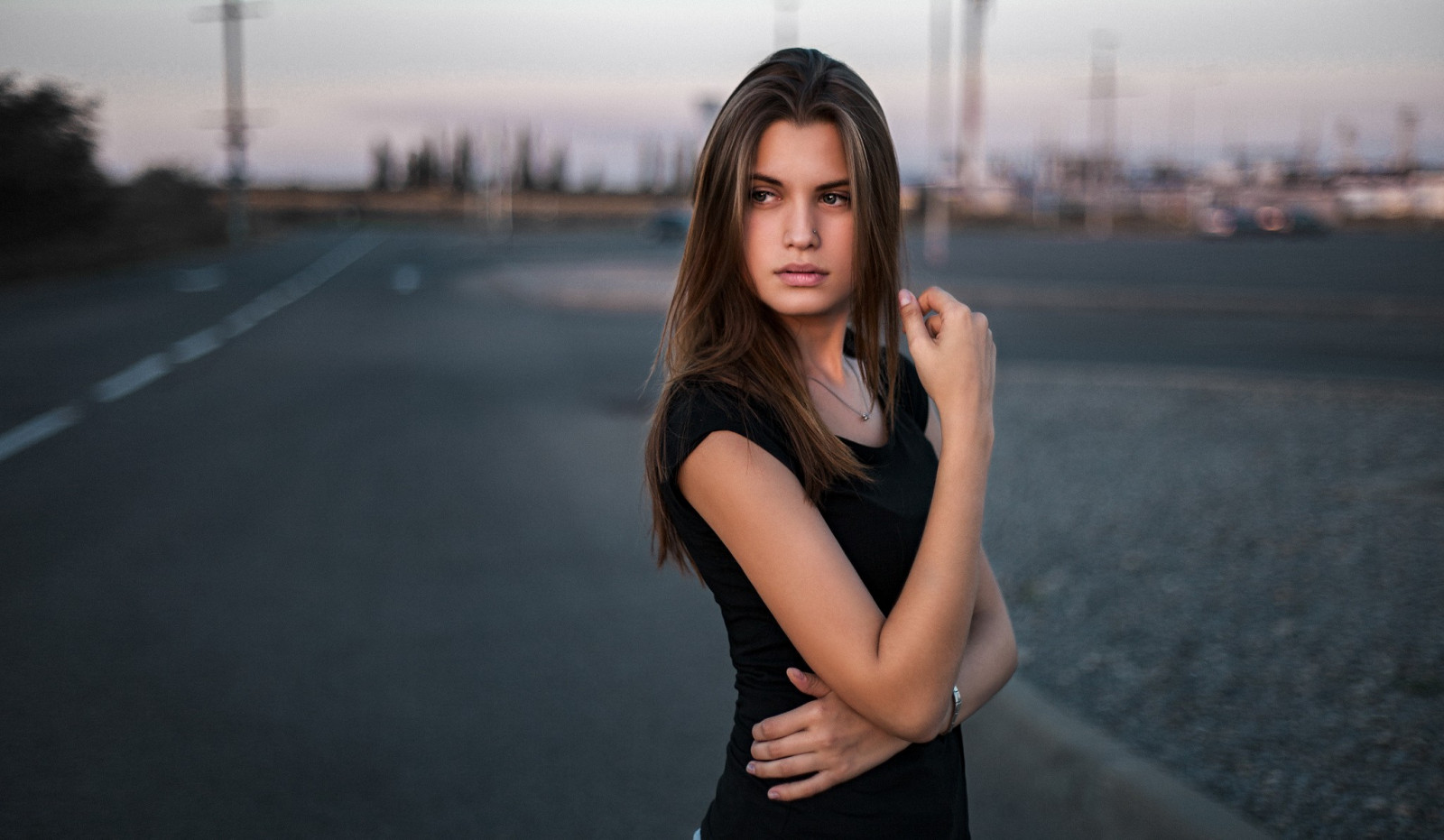 sort, Kvinder, model, portræt, dybdeskarphed, Kigger væk, sidder, vej, fotografering, kjole, mode, emotion, Person, Sergey Krys, pige, skønhed, smil, kvinde, dame, ben, fotografi, øjebliksbillede, humane positioner, portrætfotografering, Photo shoot, brunt hår