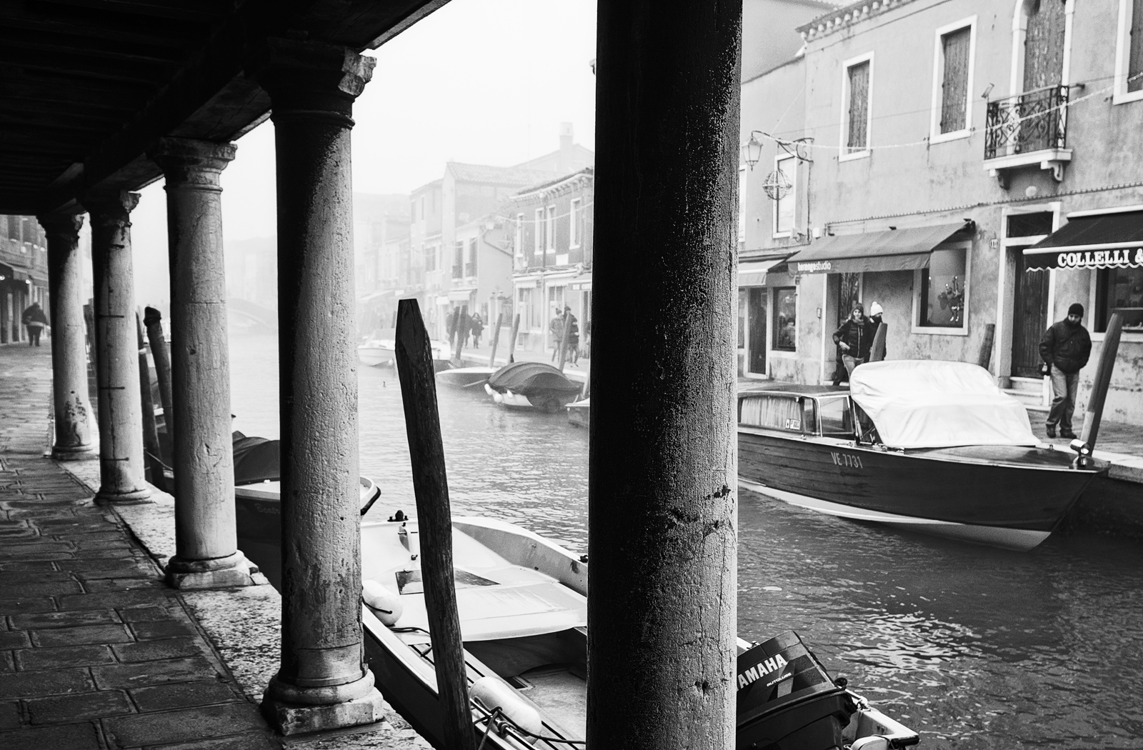 loď, černobílý, okno, město, ulice, voda, vozidlo, silnice, fotografování, tělesné, alej, laguna, Murano, Černý a bílý, monochromatické fotografování, gondola