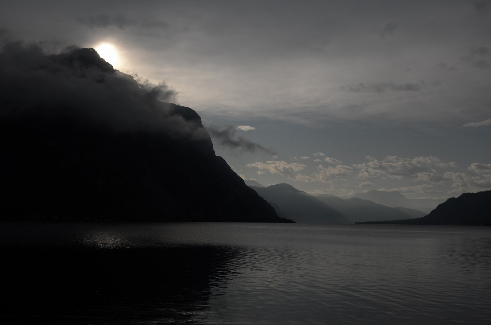 slunečnímu záření, krajina, hory, západ slunce, moře, záliv, jezero, Příroda, odraz, fotografování, mraky, svítání, večer, ráno, mlha, pobřeží, slunce, měsíční svit, horizont, fjord, soumrak, mrak, hora, počasí, svítání, oceán, vlna, tma, jezero, atmosférický jev, landform, tělo z vody, meteorologický jev