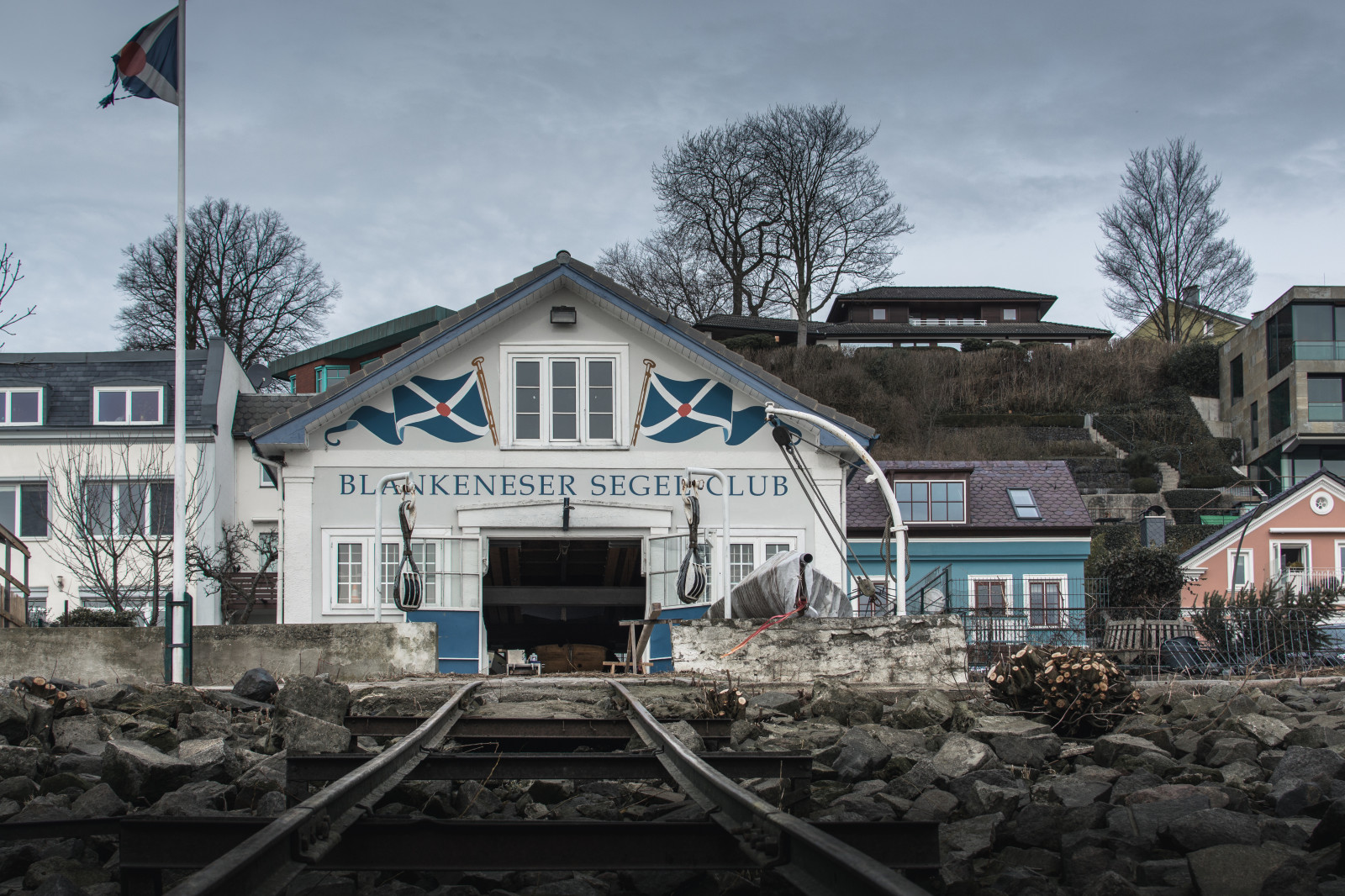 loď, sport, okno, voda, budova, nebe, zima, vozidlo, Dům, Nikon, Garáž, dílna, doprava, Hamburg, Labe, strom, lodě, domů, dráha, bota, d5200, fasáda, boote, hamburgerfotofreaks, maritim, vodní sporty, Werkstatt, Wassersport, Segelclub, Klubhaus, Prázdné, Sailclub, Klubovna