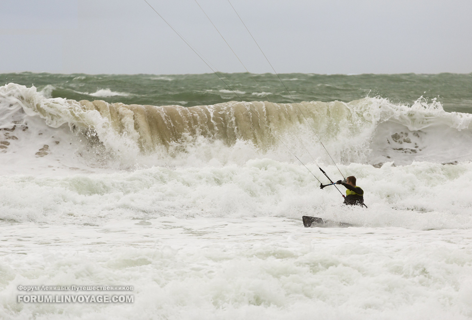 sport, mennesker, sport, solnedgang, hav, vand, himmel, strand, storm, grøn, blå, bølger, kyst, vind, cirkel, surfing, Thailand, lyse, Flyve, Flyvningen, Surf, farve, Sky, ride, nuttet, udendørs, skønhed, charme, ocean, bølge, rund, sjovt, hoppe, Hurtig, pattaya, krabi, samui, phuket, phuketian, Naiharn, phuketphotographernet, forumlinvoyagecom, kiter, kiting, vinge, parasail, sejlsport, surfbræt, vind-bølge, ekstrem sport, surfing udstyr og forsyninger, glidesport, vandsport, overflade vandsport, bodyboarding