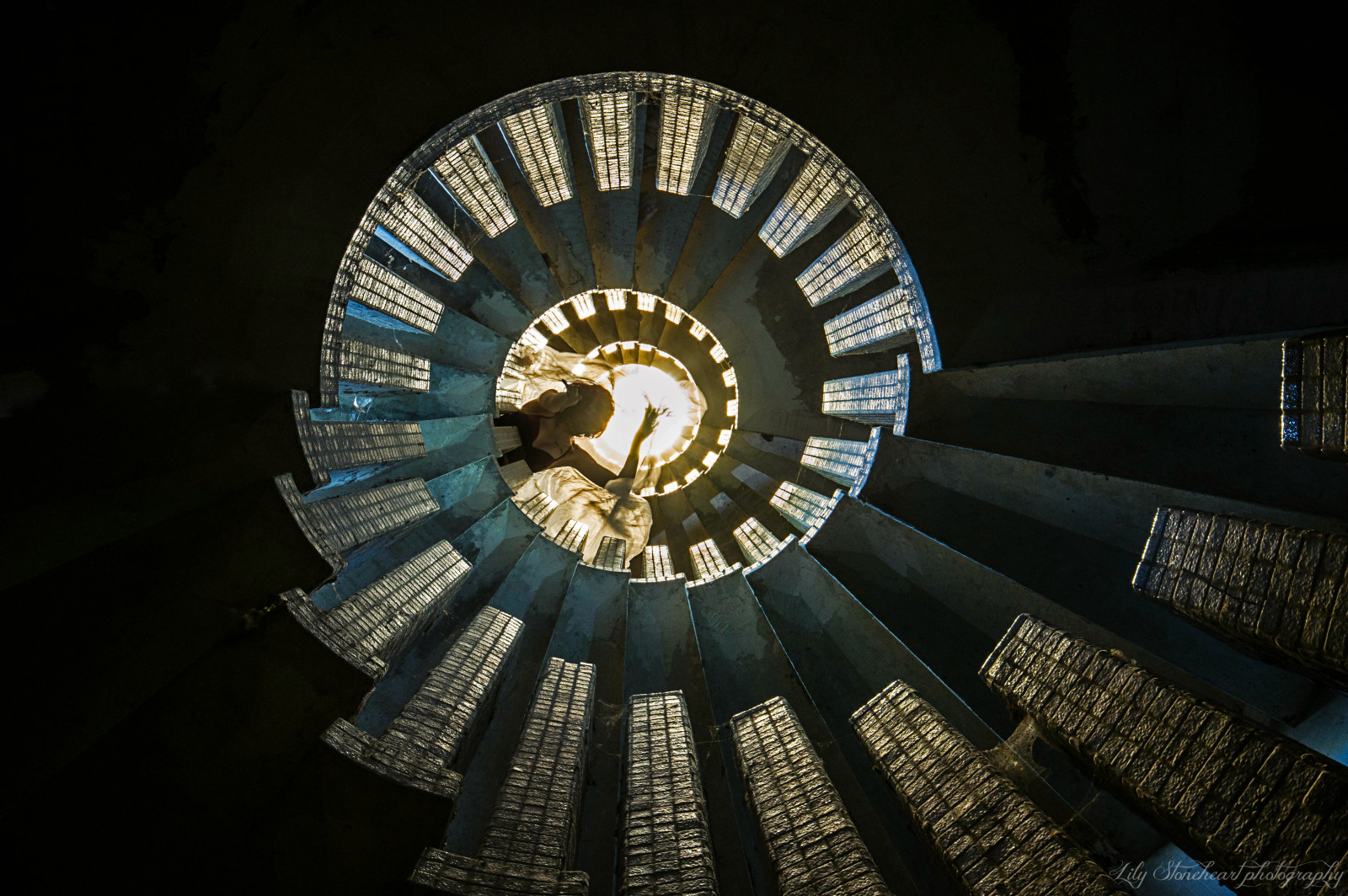 notte, spazio, costruzione, abbandonato, cielo, simmetria, cerchio, mondo, le scale, esploratori, esplorando, urbex, leggero, ragazza, illuminazione, abbandono, oscurità, attrazione turistica, illuminazione diurna, esplorazione urbana, Colima su, Stairporn, Abbandono, Abandonedstair, stock photography