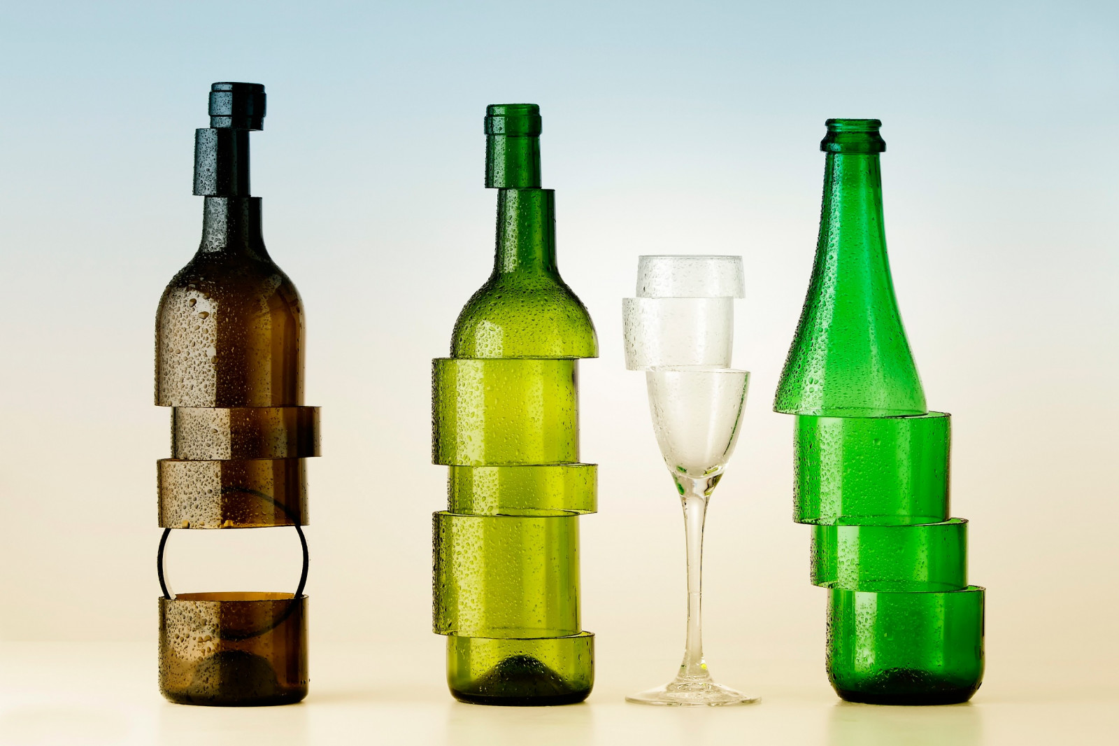 bottiglie, opera d'arte, gocce d'acqua, vino, verde, bere, bicchiere, bicchiere, pendenza, scultura, cerchio, creatività, bottiglia, distillato, liquore, bottiglia di vetro, prodotto, drinkware, uomo fatto oggetto, Bottiglia di vino, vasellame, bottiglia di birra, accessori per la casa