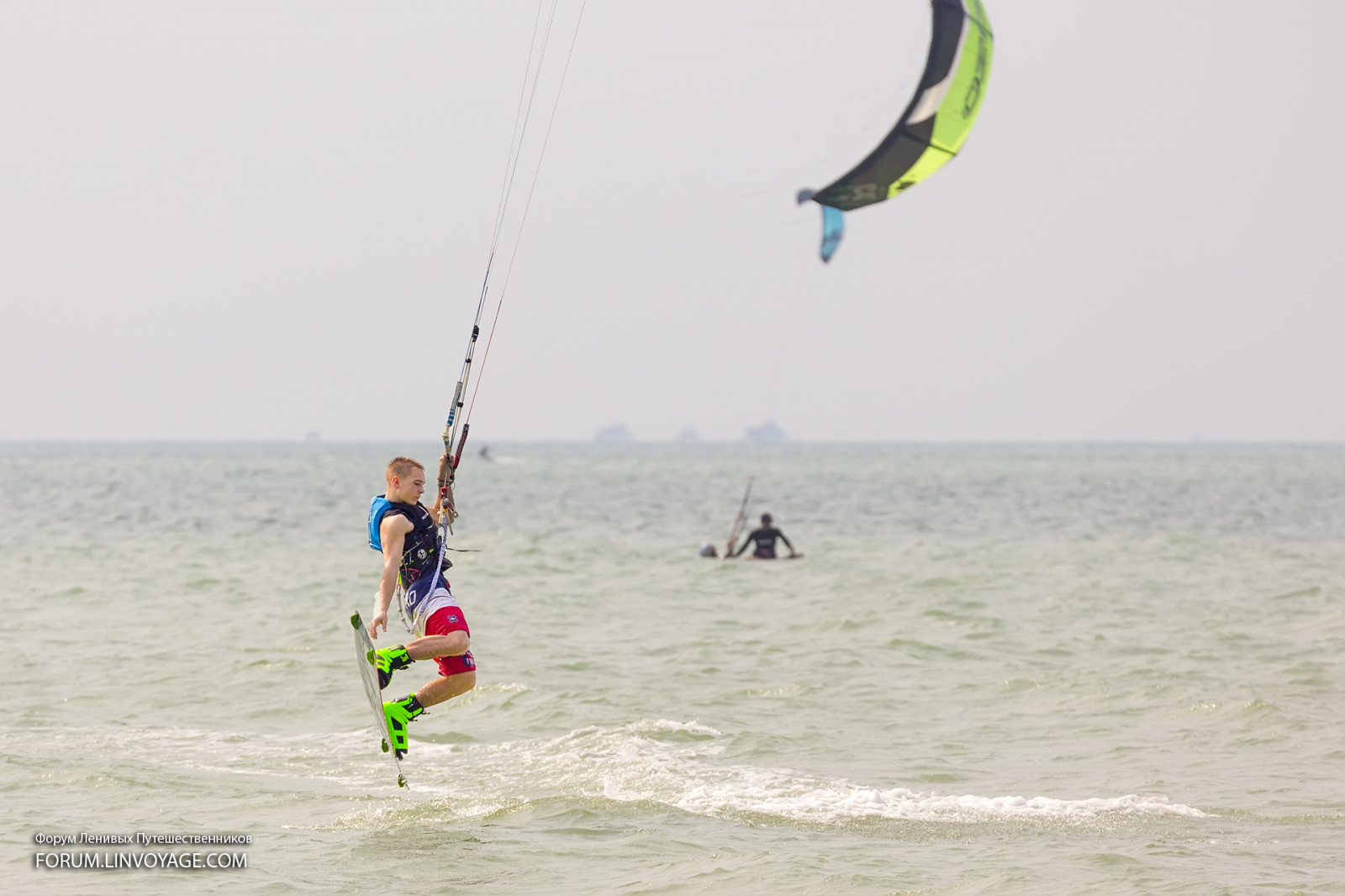 sportovní, lidé, bílý, Černá, loď, sport, moře, voda, vozidlo, vítr, Hračka, Thajsko, papírový drak, Létat, Let, kitesurfing, Černý a bílý, venkovní, Černá bílá, oceán, kiteboarding, skok, phuket, phuketphotographernet, forumlinvoyagecom, křídlo, httpforumlinvoyagecom, padák, extrémní sport, boardové sporty, vodní sport, individuální sporty, povrchové vodní sporty, Windsports, kite sporty, sportovní kite