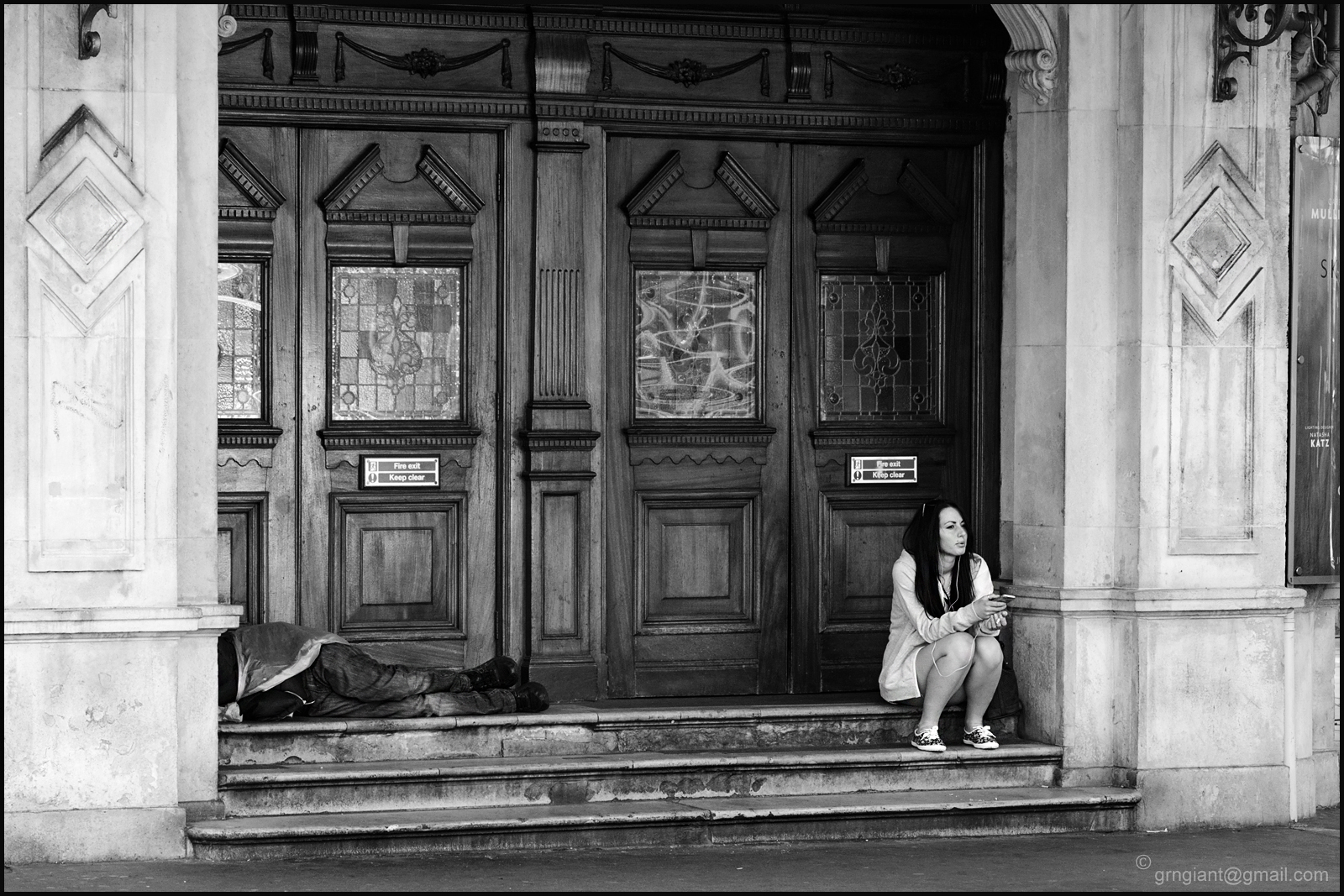 ulice, dveře, spací, Černý a bílý, tělesné, žena, Londýn, Veřejnost, dívka, ženský, opilý, mimo, Černá bílá, sedící, nohy, upřímný, bez domova, kroky, relaxační, streetphotography, streetscene, mobilní telefon, realita, bwphotography, sluchátka, Nevědomý, londonstreets, podřepu, candidphotography, na veřejnosti, streetcandids, tvrdě spát, streetcandid, londonview, blackandwhiteimage, colinb, londoncandid, casualstreetcandid, Bwcandid