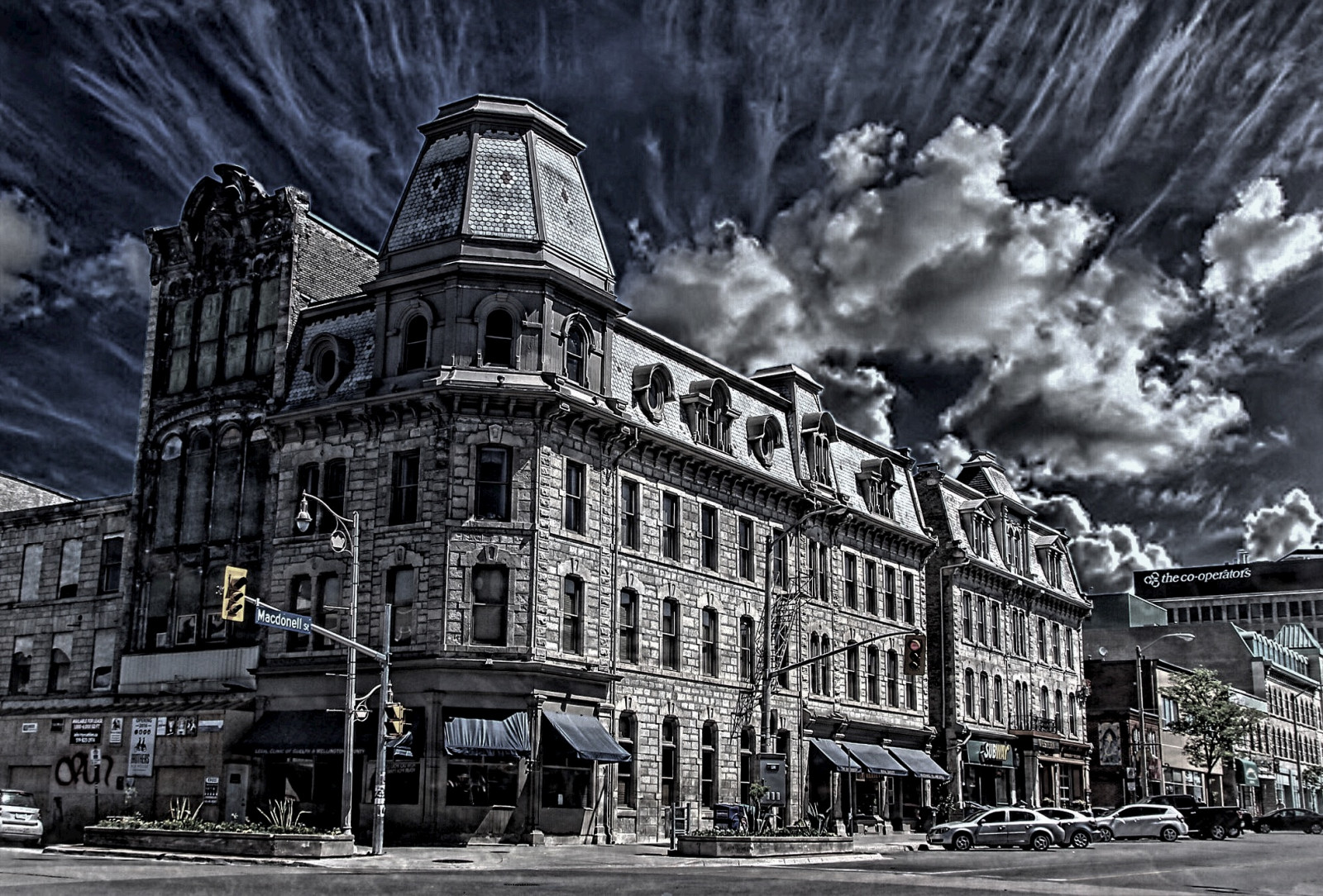 bílý, Černá, černobílý, město, ulice, panoráma města, architektura, budova, nebe, sníh, zima, mraky, Dům, hotel, panoráma, balkón, město, Kanada, kámen, prodejny, muzeum, metropole, unikátní, Ontario, univerzita, Mono, centrum, počasí, venkovní, fotografie, dědictví, železo, blok, historický, průchod, mezník, onasill, druhý, na, fasáda, tajný, urban area, Černý a bílý, monochromatické fotografování, lidské osídlení, obytný prostor, Guelph, Kelly, housle, attractionsite, wellingtoncounty, Petrie, Cutten, galvanizovaný, regent