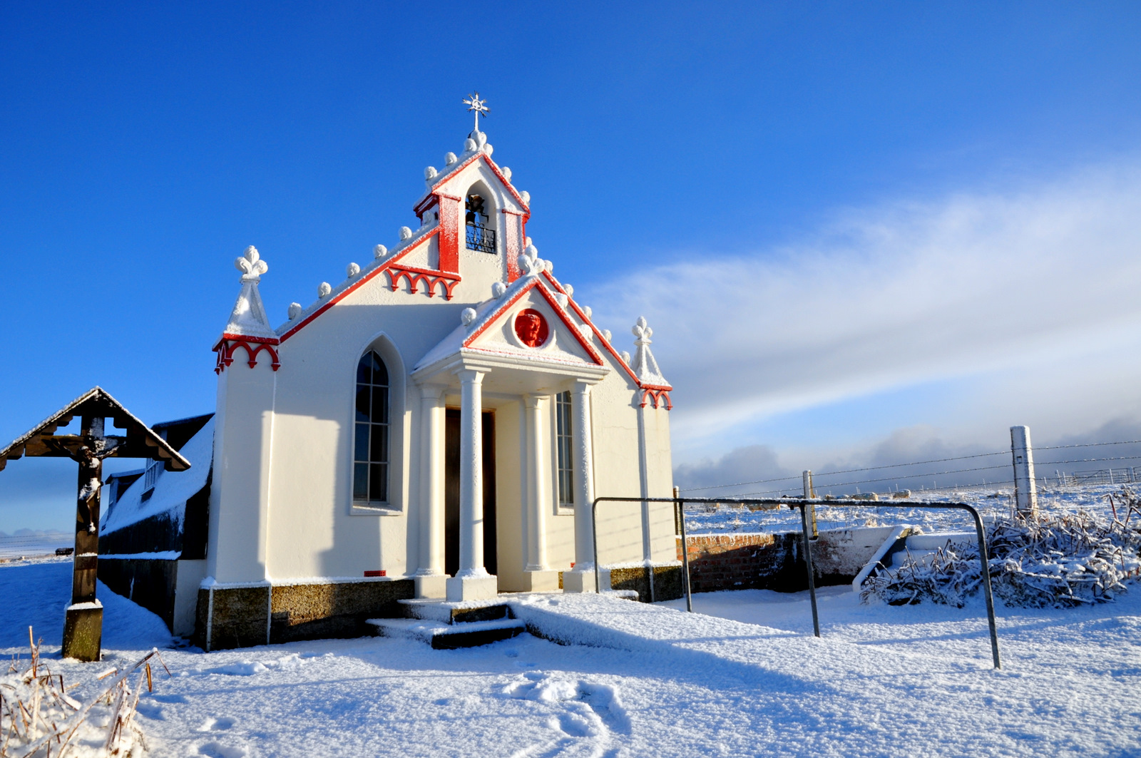 budova, nebe, sníh, zima, válka, Skotsko, Dům, Cestovní ruch, modrý, led, Nikon, kostel, Arktický, Spojené království, kaple, zmrazení, italština, mrak, strom, NIKKOR, hora, katolík, druhé světové války, mygearandmepremium, mygearandmebronze, mygearandmesilver, fasáda, nikond5000, D5000, 1685mm, pohoří, místo uctívání, 2. světové války, Orkneje, nikkor1685mm, Italianchapel, Lambholm, Italianprisonersofwar