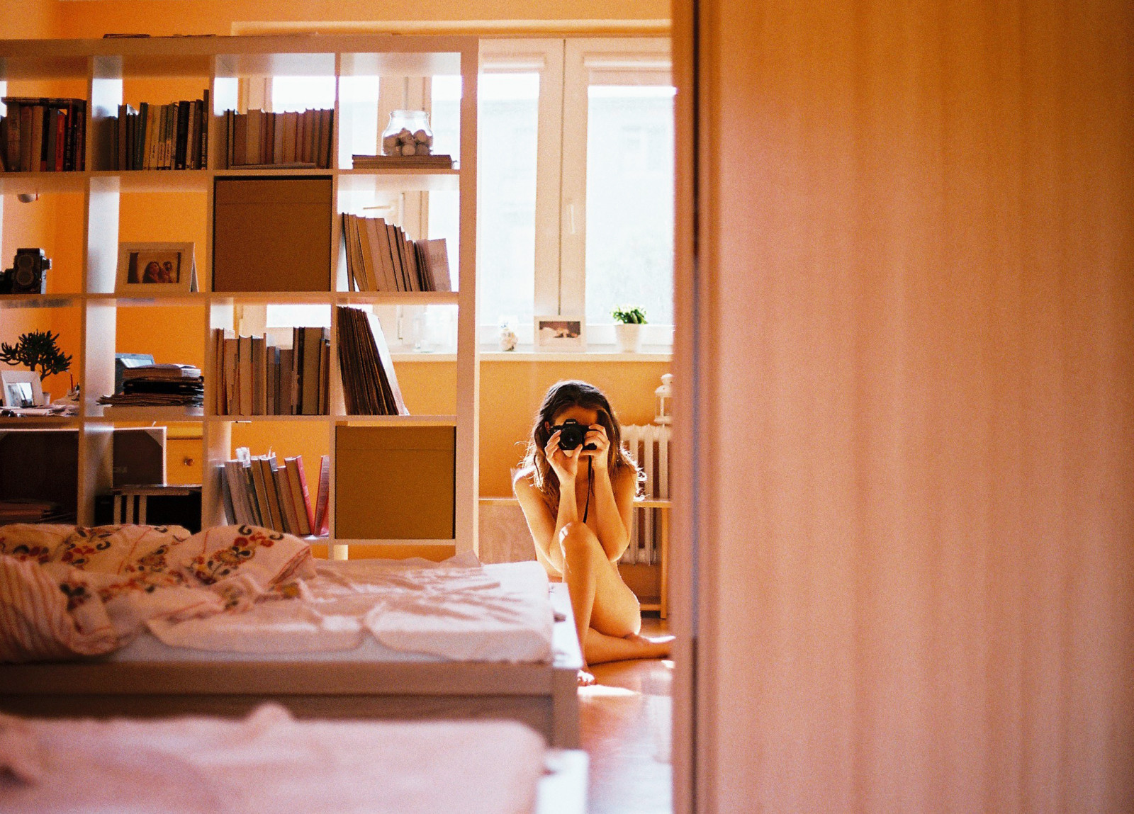 morgen, lys, Sol, film, mig, vindue, analog, Canon, Mig selv, nøgen, spejl, levende, flad, Autoportrait, hud, bibliotek, værelse, korn, bogreol, 400, Fujifilm, intim, radiator, 1000N