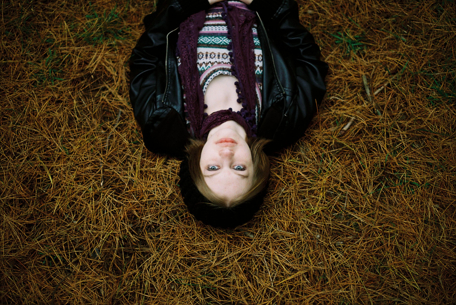 portrét, roztomilý, film, dívka, tráva, 35MM, canonae1, ležící, větvičky, 50mmf18, kodakgold200