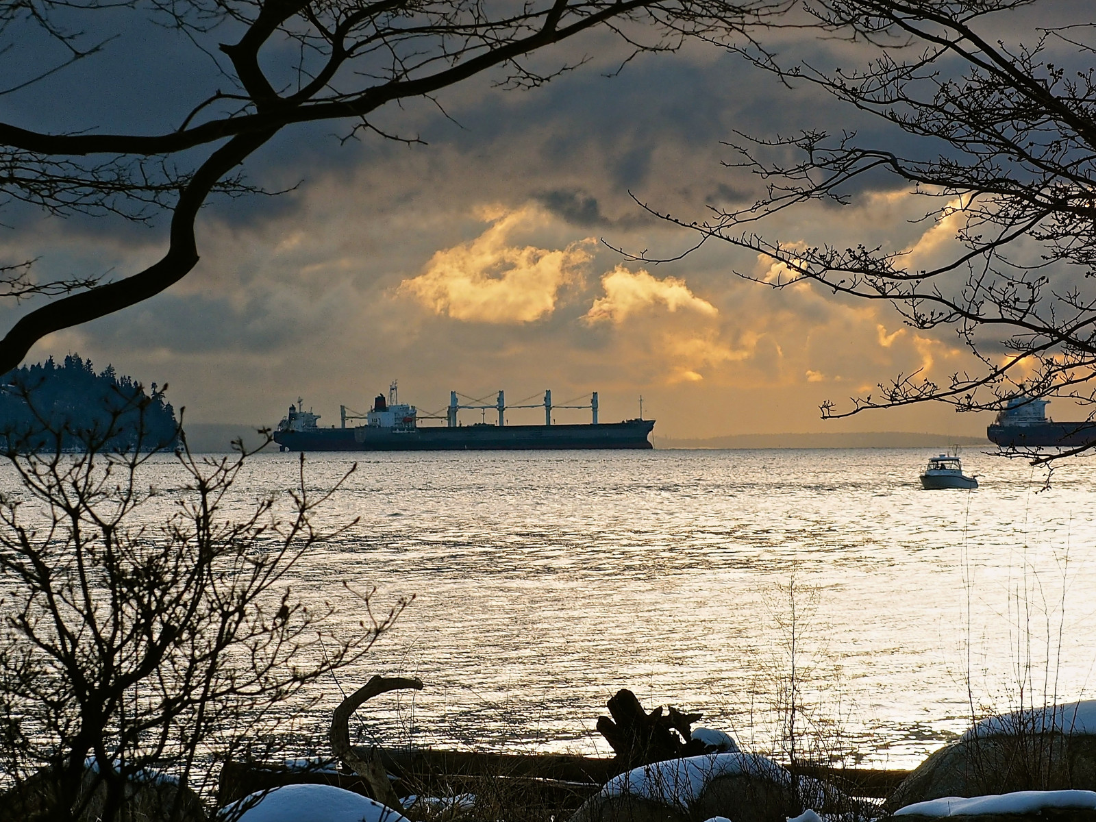 slunečnímu záření, stromy, západ slunce, moře, záliv, jezero, voda, pobřeží, odraz, nebe, sníh, zima, vozidlo, mraky, svítání, panoráma, večer, ráno, řeka, skály, soumrak, pobřeží, tankery, mrak, strom, počasí, svítání, venkovní, sezóna, větve, rybářská loď, lodě, modré nebe, nebe, stormclouds, tělo z vody, mořský břeh, abusyoceanscene, shipsandvessels, allships, smallboats, seawalk, Burrard Inlet, waterscenes, sunsetskies, sunsetclouds, outdoorscenes, stormyday, rockyshoreline, treesilhouettes