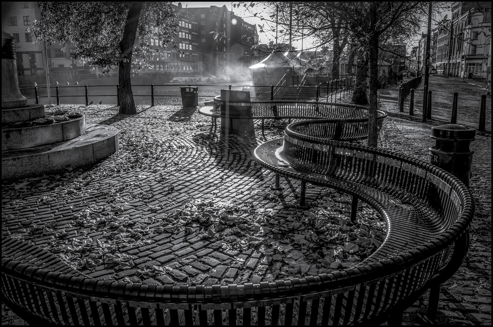 slunečnímu záření, krajina, Černá, černobílý, noc, voda, odraz, fotografování, lavice, skládací dalekohled, nábřeží, Bristol, 2014, Mono, Černý a bílý, strom, rostlina, prosinec, tma, nikond90, urban area, Černý a bílý, monochromatické fotografování, zátiší fotografování, povrch vozovky, photographybyjeremyfennell, bristolinmonochrome, kostka, přístavní, emptyseats, warmemorial