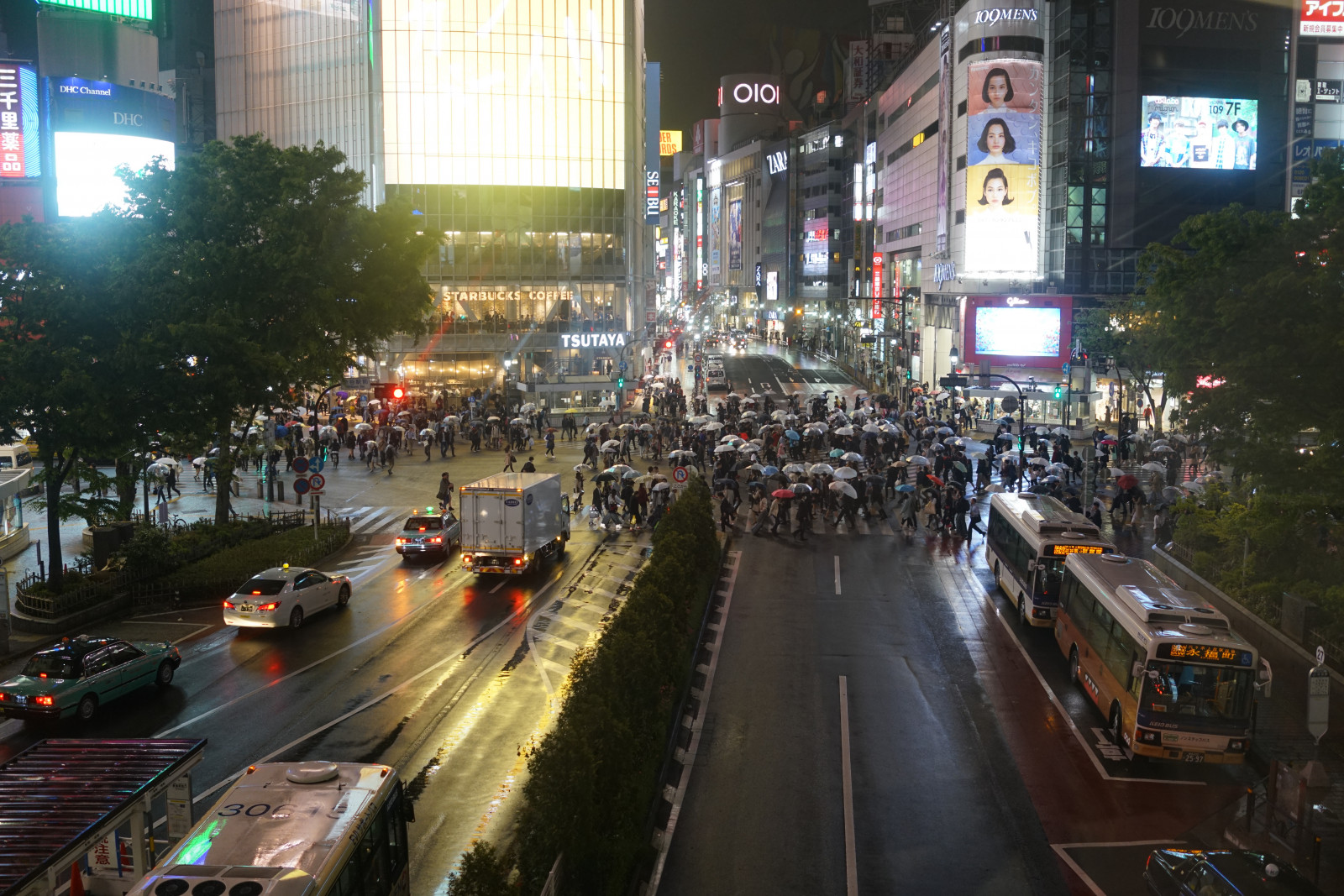 Japonsko, město, ulice, panoráma města, noc, déšť, silnice, večer, provoz, Sony, metropole, Tokio, RX1R, infrastruktura, jp, Shibuya, pěší, centrum, Zeiss, rx, rx1, rx1rm2, rx1rmark2, pruh, urban area, Metropolitní oblast, veřejná doprava, dopravní zácpa