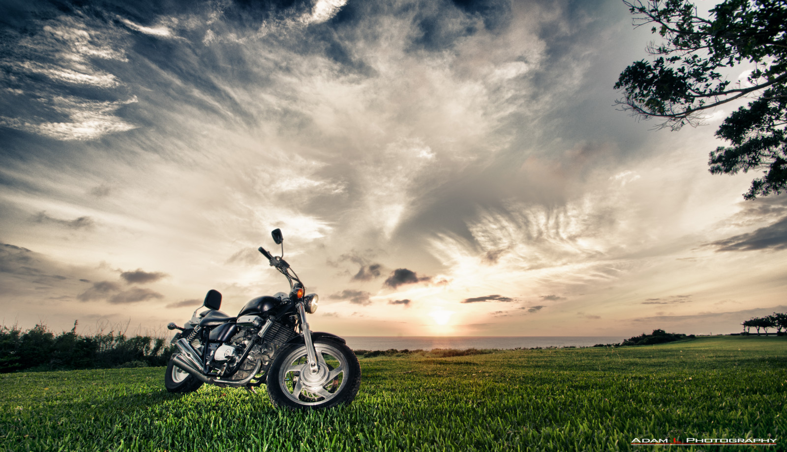 Japonsko, slunečnímu záření, krajina, západ slunce, Příroda, tráva, nebe, motocykl, vozidlo, pole, fotografování, mraky, ráno, Honda, křižník, mrak, strom, lučina, rostlina, kolo, louka, stroboskop, okinawa, počítač tapeta, Atmosféra Země, dřevina, pozemní vozidla, meteorologický jev, motorka, magna