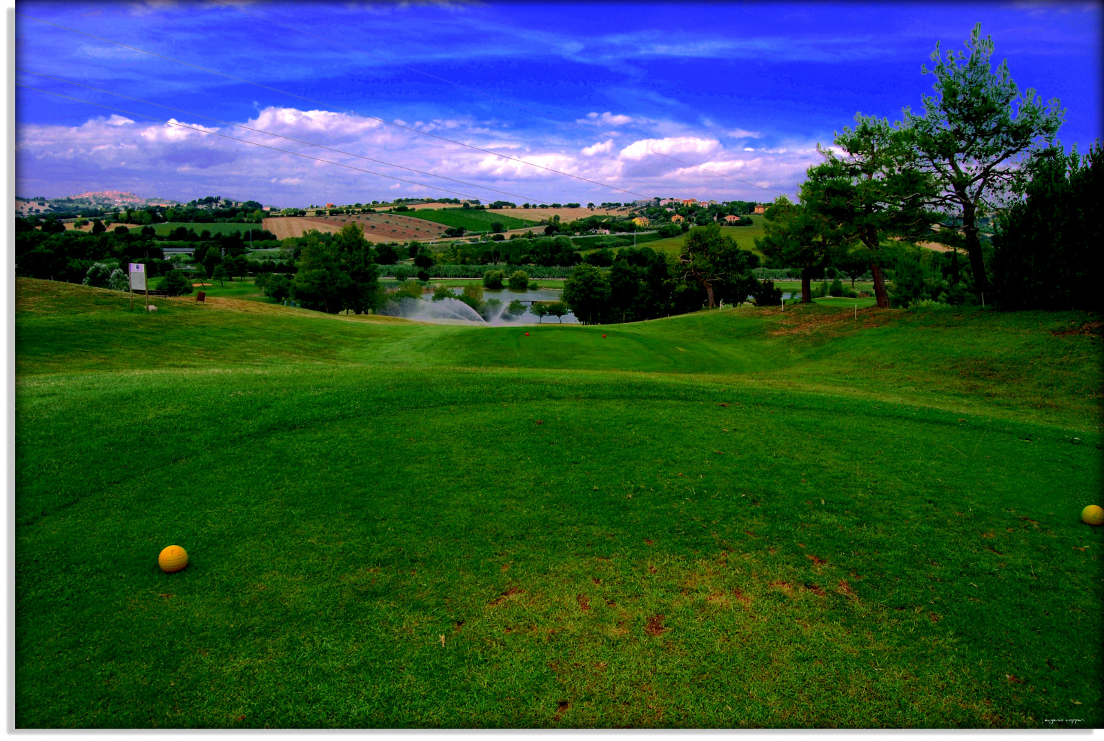 stromy, krajina, bílý, Itálie, Příroda, Červené, tráva, nebe, pole, mraky, panoráma, zelená, žlutý, slunce, Nikon, Evropa, Přátelé, golf, perspektivní, struktura, kurz golfu, majetek, světlo, strom, barvy, lučina, mygearandme, fotografie, mě, pastvina, louka, prostý, mygearandmepremium, dblringexcellence, trávník, Jesi, Eugenio, Staffolo, Coppari, USC, Marche, paesaggimarchigiani, paesaggio, vaše země, Colline, sportovní dějiště, golfový klub