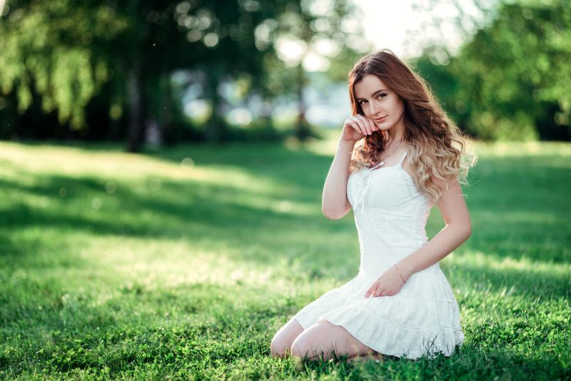 Дами, портрет, Бяла рокля, дървета, трева, на колене Дами, портрет, Бяла рокля, дървета, трева, на колене