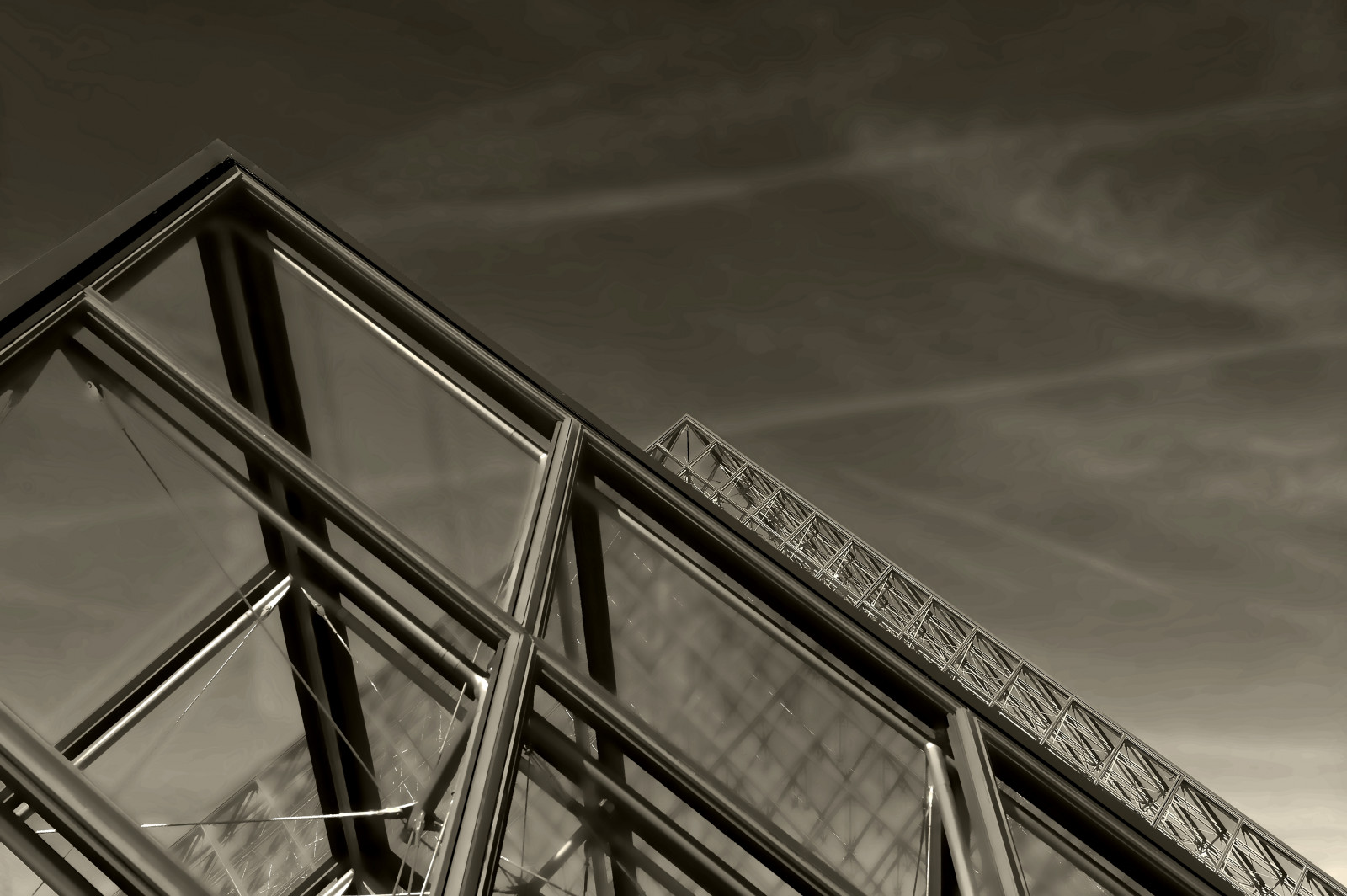 monokrom, arkitektur, himmel, symmetri, glas, stål, metal, Nikon, Paris, Rå, struktur, vinkel, lys, sort og hvid, mus edulouvre, linje, noiretblanc, D700, abstraktion, sort og hvid, monokrom fotografering, dagslys, Pyramide, verre, 75001, pydramid