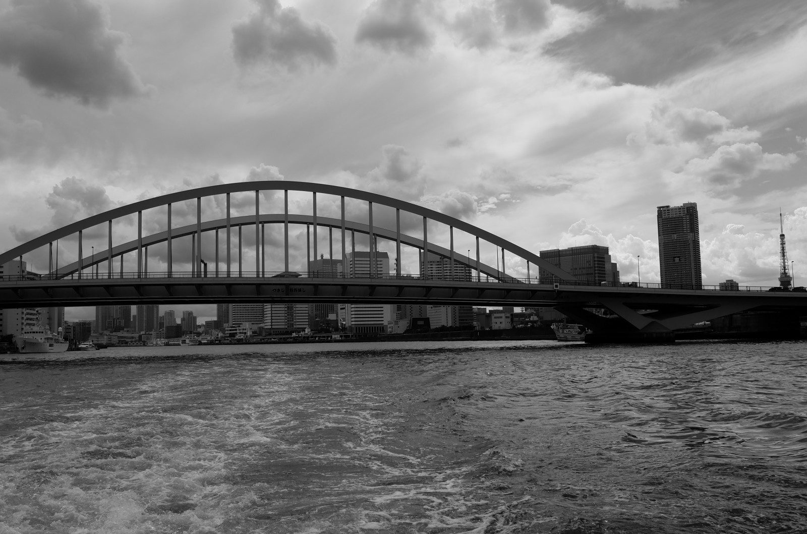 Japan, einfarbig, Stadtbild, Betrachtung, Fotografie, Brücke, Fluss, Transport, Leica, Tokio, CC, T, Leicat, Summicron, Creative Commons, Summicron235, 235, Sumidariver, Sumidagawa, Wasserweg, Schwarz und weiß, Monochrome fotografie, Nichtbau-Struktur