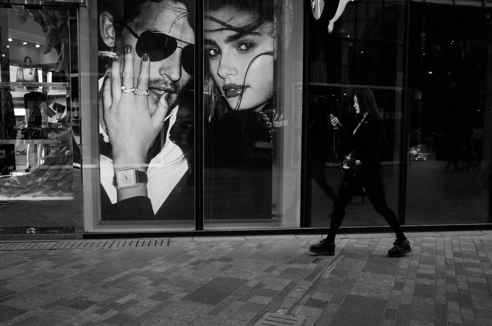 lidé, bílý, Černá, černobílý, okno, ulice, noc, Čína, městský, stín, silnice, fotografování, stojící, život, Beijing, střelec, infrastruktura, výstřel, světlo, Černý a bílý, scéna, Pohled, wb, dívka, tělesné, Street View, člověk, pouliční život, třídaFoto, fotografie, tma, streetphotography, lidstvo, upřímný, streetscene, streetshot, prasknutí, momentka, střílet, urbanstreet, urban area, Černý a bílý, monochromatické fotografování, Film noir, výkladní skříň, urbanview, živel, streetshooter, streetshoot, nocolor, Urbanpeople, Urbansence, Urbancandid, Sanlitun