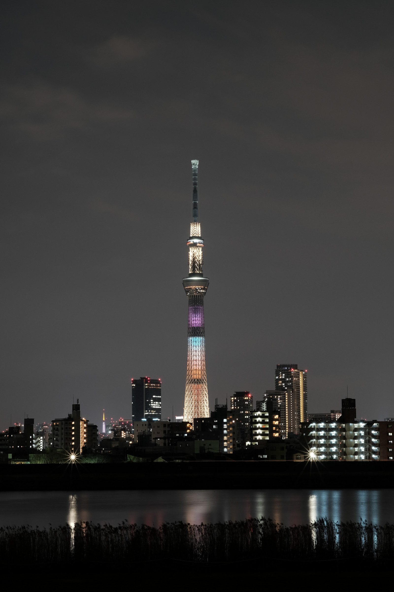 Giappone, città, paesaggio urbano, notte, architettura, riflessione, orizzonte, grattacielo, sera, Torre, orizzonte, crepuscolo, metropoli, Tokyo, Fujifilm, Jp, Skytree, centro, illuminato, illuminazione, fuji, Fujinon, punto di riferimento, Tokyo Sky Tree, Yotsugi, xf56mmf12r, xf56mm, xt1, lovelychocolat, atmosfera della terra, insediamento umano, caratteristica geografica