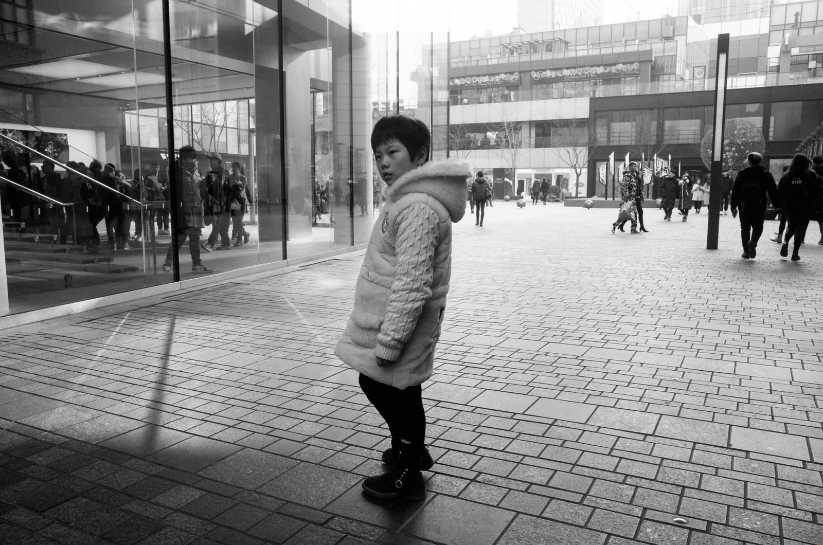 mennesker, hvid, sort, monokrom, by, gade, Kina, by-, bygning, skygge, vej, fotografering, stående, liv, Beijing, gå, shooter, infrastruktur, skud, fodgænger, lys, sort og hvid, scene, træ, udsigt, wb, pige, bw, sjovt, Gade syn, human, streetlife, streetphoto, stil, fotografi, streetphotography, menneskelighed, oprigtig, streetscene, streetshot, fortov, snap, øjebliksbillede, skyde, rekreation, urbanstreet, byområde, sort og hvid, monokrom fotografering, vejbelægning, urbanview, element, offentlige rum, streetshooter, streetshoot, nocolor, urbanpeople, urbansence, urbancandid, Sanlitun