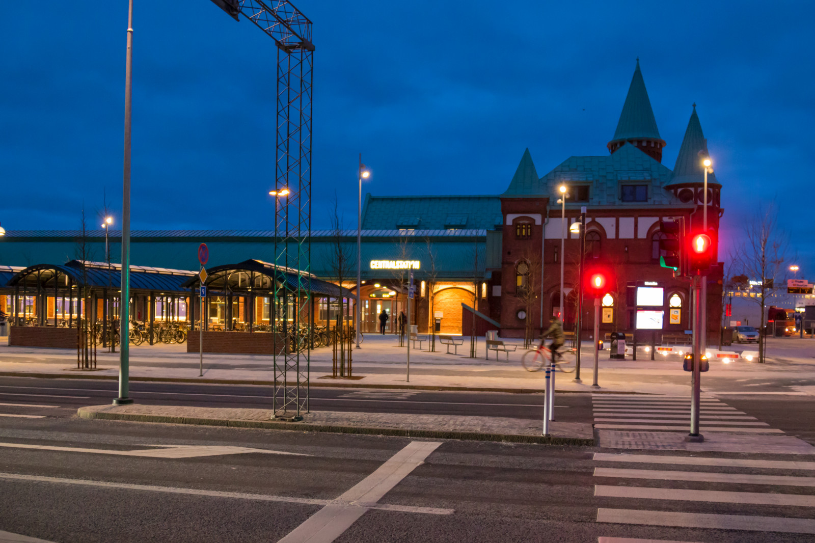 pouliční osvětlení, město, ulice, panoráma města, noc, architektura, budova, silnice, večer, město, molo, soumrak, náměstí, chodník, infrastruktura, pěší, centrum, bluehour, osvětlení, architektura, byggnad, centrální stanice, vlakové nádraží, dřevěný, Trelleborg, bl timmen, Centralstationen, trelleborgc, mezník, urban area, lidské osídlení