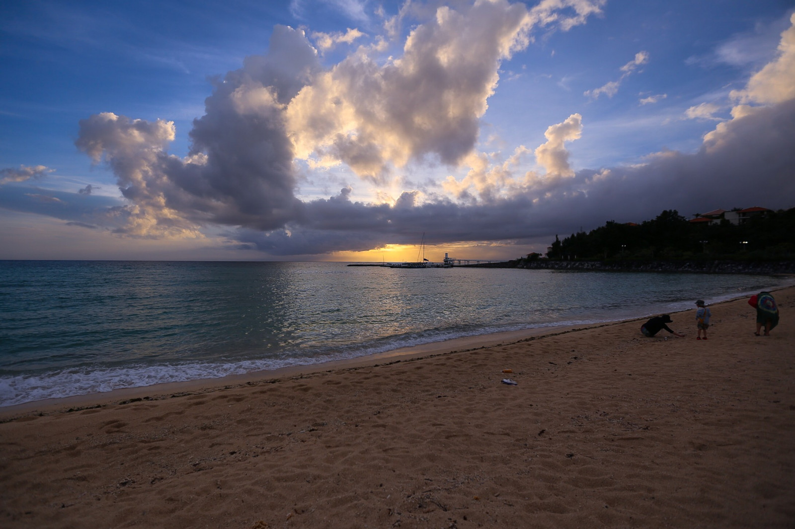 nebe, moře, mrak, pláž, horizont, tělo z vody, oceán, pobřeží, západ slunce, pobřeží, voda, coastal and oceanic landforms, večer, ráno, uklidnit, písek, slunečnímu záření, tropy, vlna, svítání, meteorologický jev, soumrak, dovolená, mořská vlna, slunce, odlesk, záliv