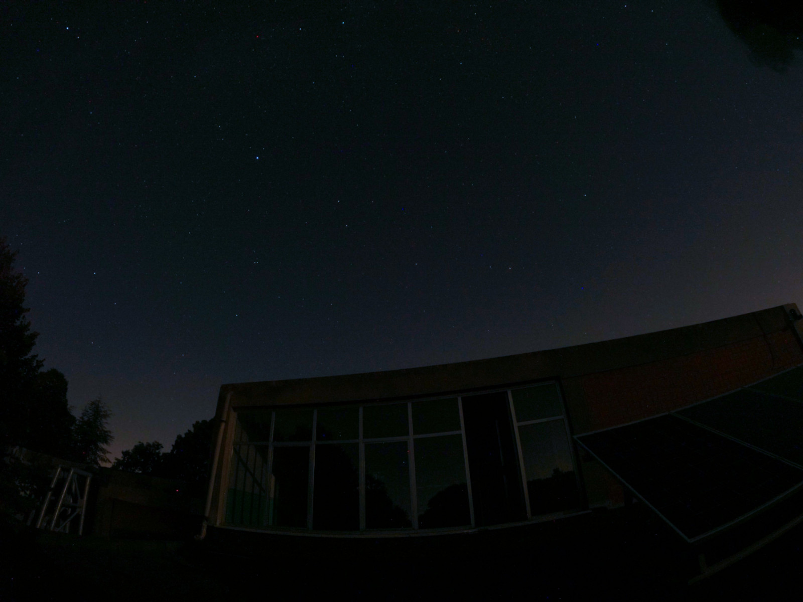 noc, krajina, venku, temný, modrý, střechy, stromy, okno, odraz, hvězdy, solární panel, Staň se profesionálem, El mei de tutt