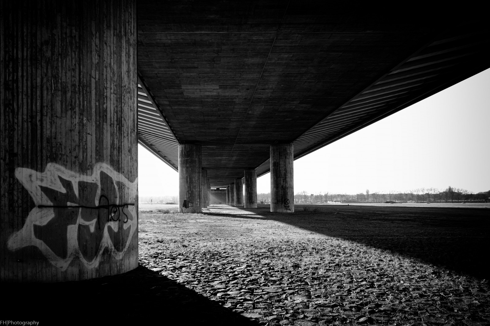 slunečnímu záření, bílý, Černá, černobílý, noc, architektura, odraz, stín, fotografování, symetrie, most, grafiti, Duisburg, světlo, stíny, tělesné, tvar, fotografie, tma, br CKE, silverefexpro2, nRW, Černý a bílý, monochromatické fotografování, Film noir, canoneos70d, Porúří, beeckerwerth, pod mostem