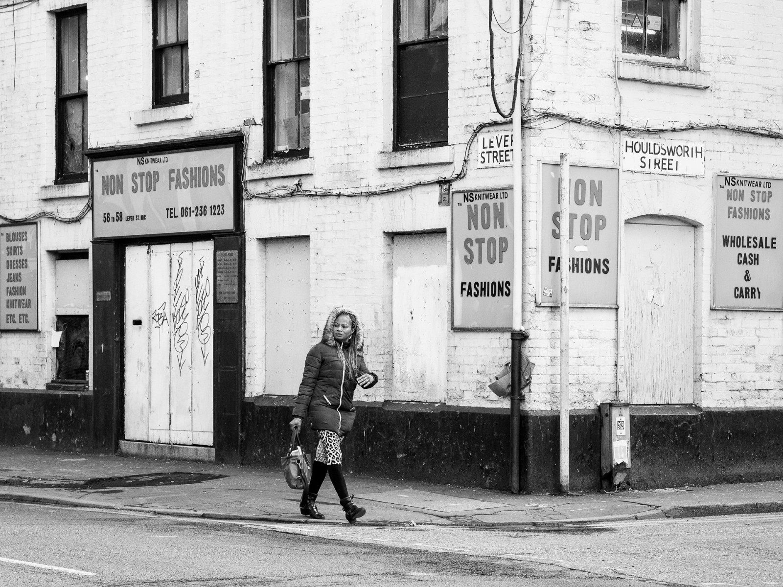 Manchester, Taška, niksilverefex, žena, okno, Spojené království, chůze, lidé, urbanarte, město, vchod, městský, okapová roura, uzávěrka, dveře, streetphotography, lunaphoto, doubleyellowlines, dívka, noiretblanc, upřímný, Spojené království, M43, microfourthirds, peterbartlett, tělesné, olympuspenf, podepsat, Černý a bílý, černobílý, fasáda