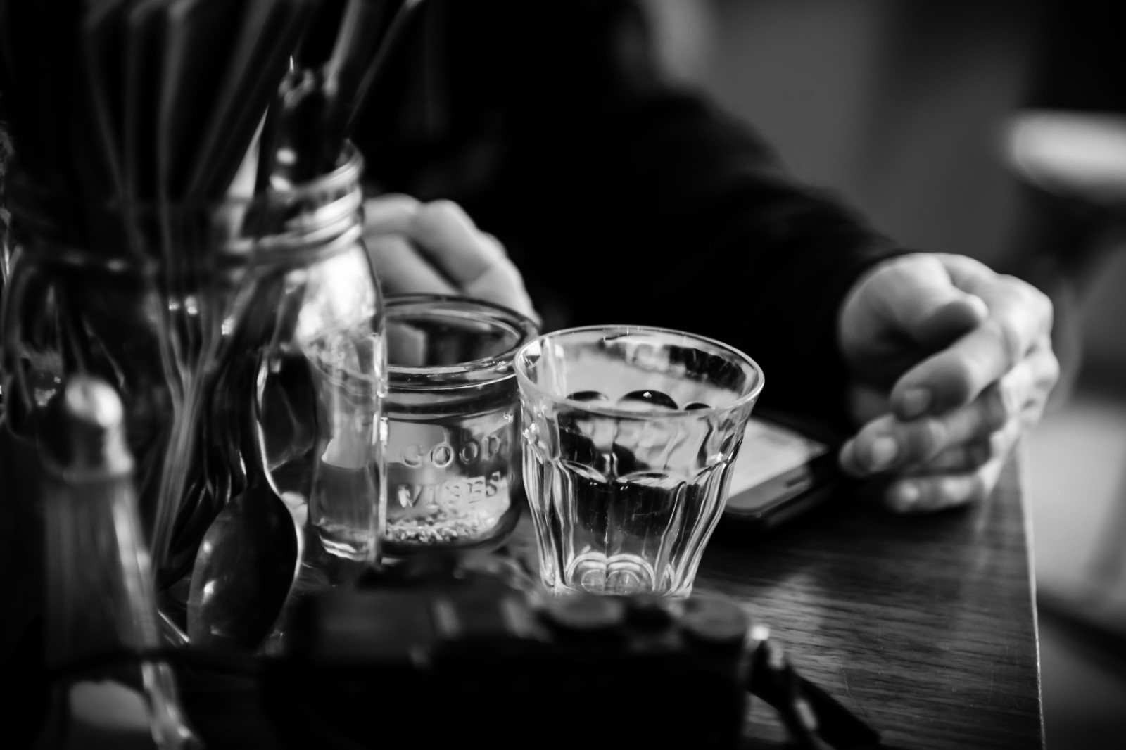 Černá, černobílý, ruce, fotografování, stůl, víno, napít se, sklenka, bokeh, alkohol, Glas, tělesné, láhev, mobilní, pohybliví, materiál, tma, SW, Černý a bílý, monochromatické fotografování, destilát, likér, skleněná láhev, alkoholický nápoj, Sklenice, zátiší fotografování, sklenice na víno, sklenic, nádobí, Šikovný, Tisch, sigma30mmf14, haende, Barware