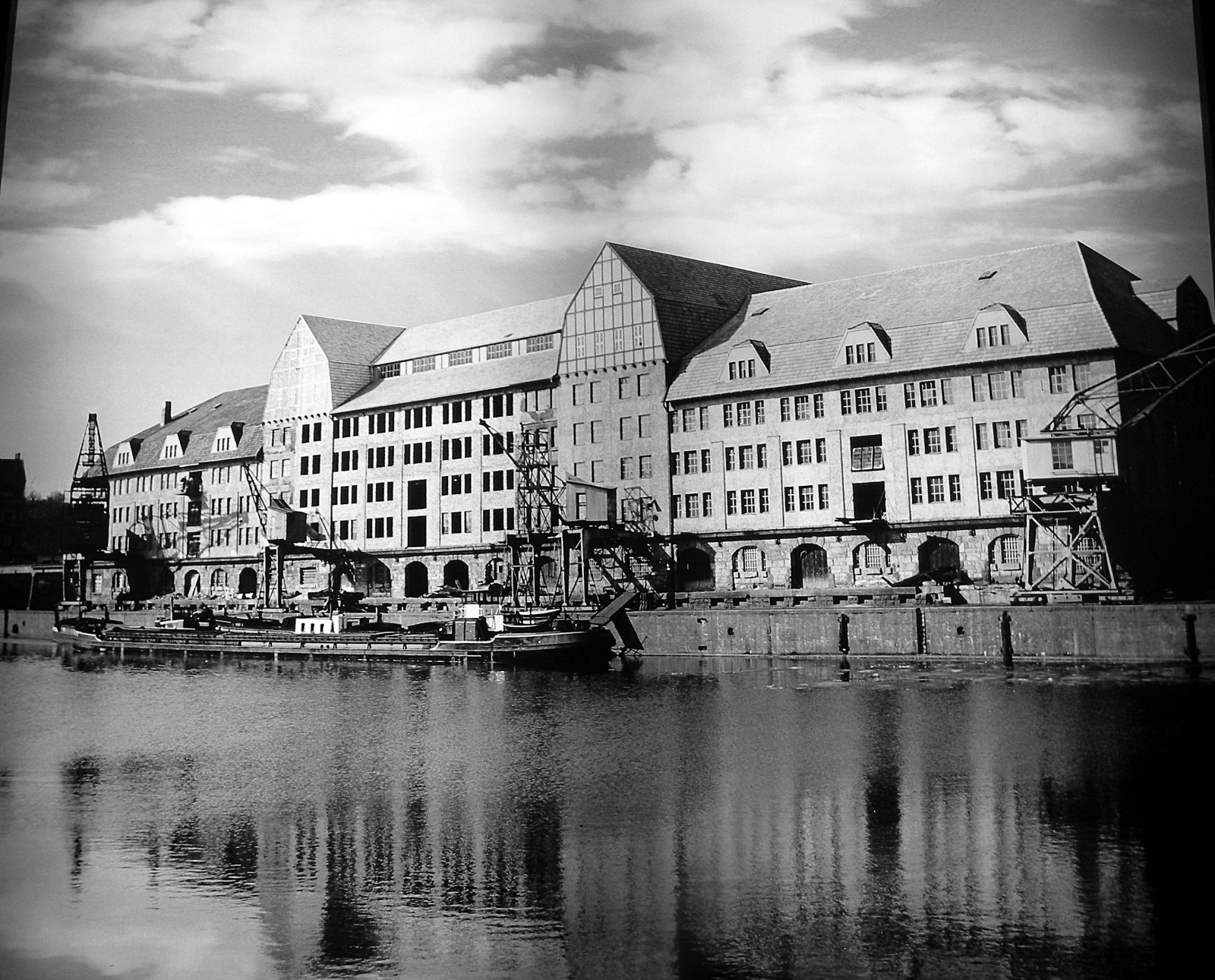 černobílý, město, panoráma města, architektura, voda, budova, odraz, nebe, fotografování, Dům, večer, město, kanál, metropole, Berlín, mrak, strom, fasáda, historisch, vodní, Černý a bílý, monochromatické fotografování, Tempelhof, tempelhoferhafen, teltowkanal