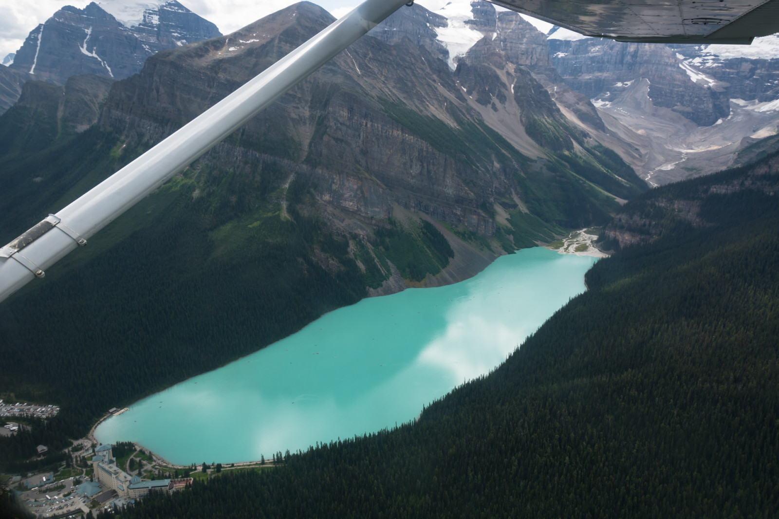 skály, skalnatý, hory, hora, skalnaté hory, Alberta, lakelouise, jezero, voda, aqua, modrý, zelená, tyrkysový, Šedá, Skála, přistát, krajina, bensenior, nikond7100, Nikon, D7100, letectví, letící, Let, Létat, letecký, slunce, světlo, slunečnímu záření, hladký, skelný