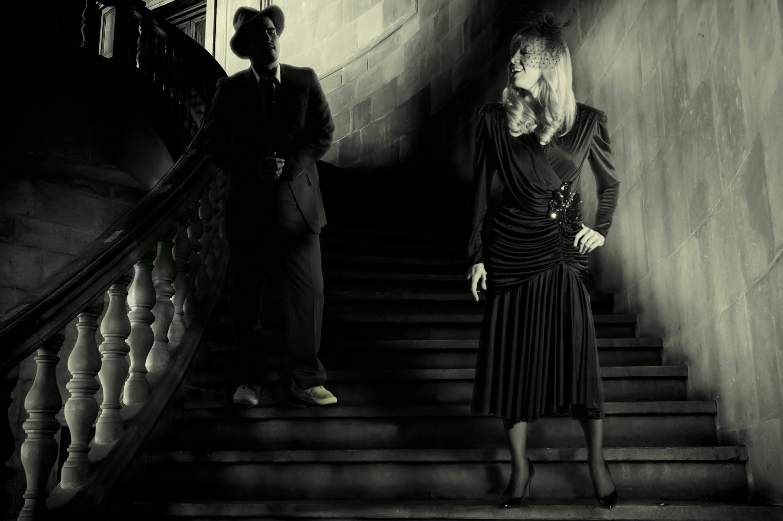 biograf, Mysterium, noir, høje hæle, skygger, slør, trappe, blond, Fedora, satin, nylons, detektiv, nålestriber, fascinator, sopha, modelmayhem, nylondress