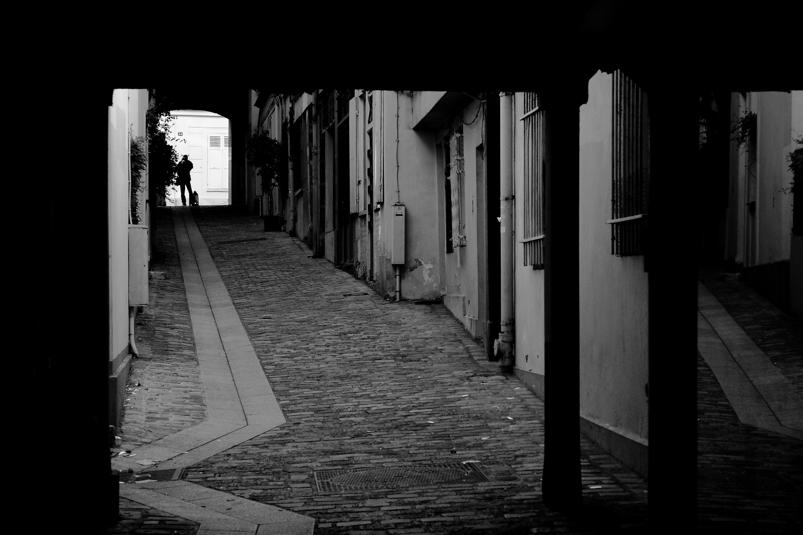 hvid, sort, monokrom, gade, by-, himmel, skygge, vej, fotografering, Paris, noir, struktur, infrastruktur, vinkel, gyde, Gade syn, fotografi, mørke, rue, noiretblanc, blackandwithe, photoderue, photographe, øjebliksbillede, photopascalcolin, byområde, sort og hvid, monokrom fotografering, film noir, paris5, Mouffetard, quartiermouffetard, lesphotographes