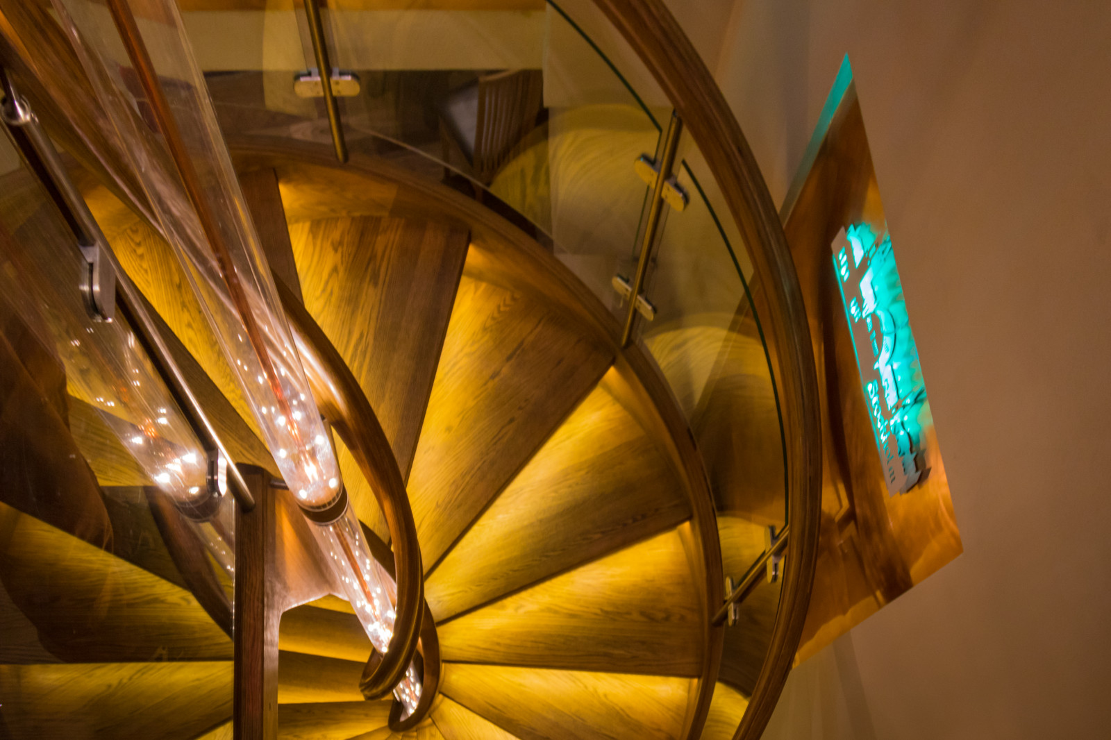 slunečnímu záření, okno, symetrie, žlutý, sklenka, Stockholm, schody, Vzhled interiéru, UMĚNÍ, světlo, barva, osvětlení, Trappa, strop, attackfoto, gamlastan, staré Město, attackfoto7, makro fotografie, svítidlo