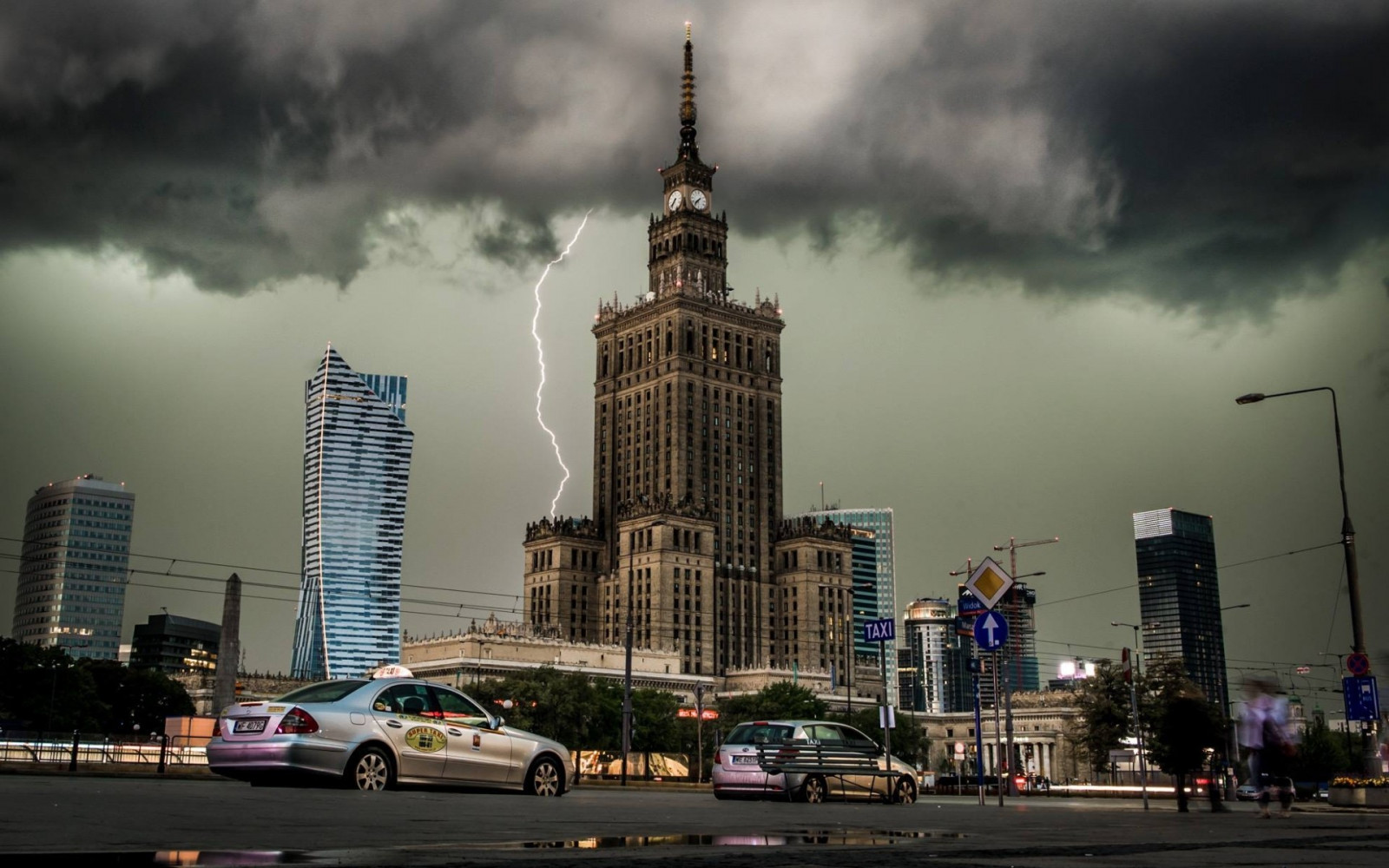 město, panoráma města, noc, architektura, auto, budova, mraky, Blesk, panoráma, mrakodrap, večer, věž, Polsko, Warsaw, soumrak, metropole, hodinová věž, centrum, počasí, mezník, urban area, Metropolitní oblast, lidské osídlení, panelový dům